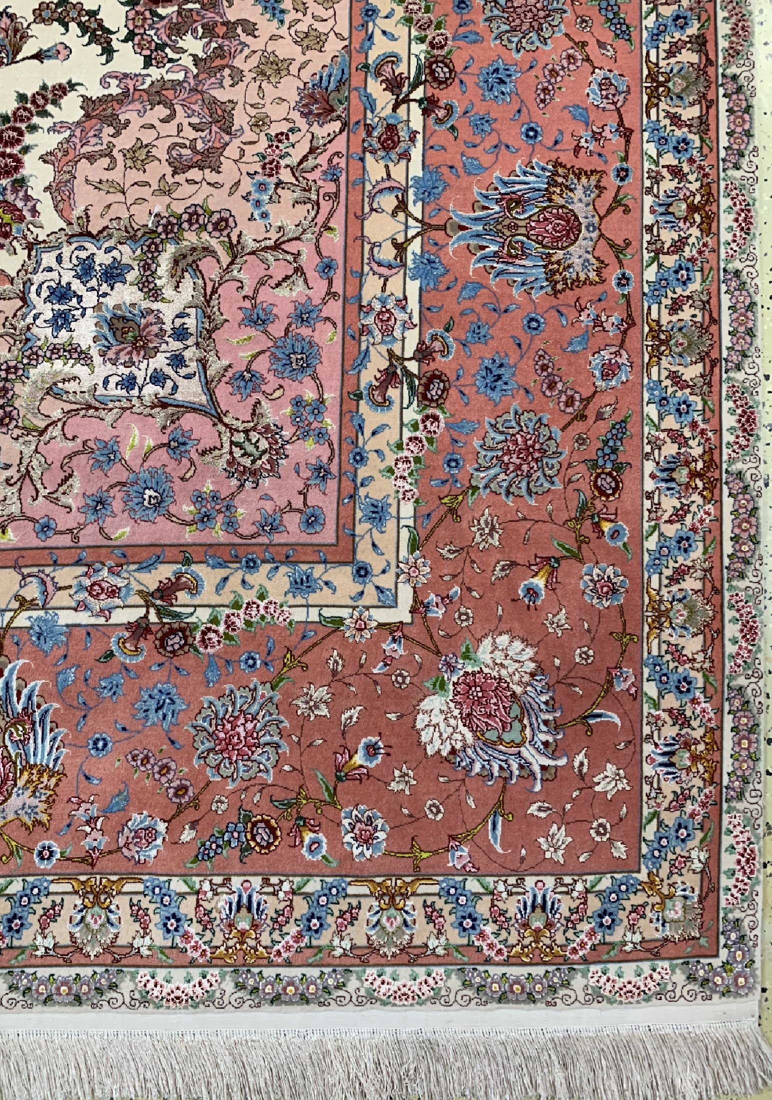 Detail a: Täbriz fein(70 Raj), Persien, ca. 40 Jahre,Korkwolle mit und auf Seide, ca. 325 x 250 cm,ca. 1,0 Mio. Kn/qm, EHZ: 1-2