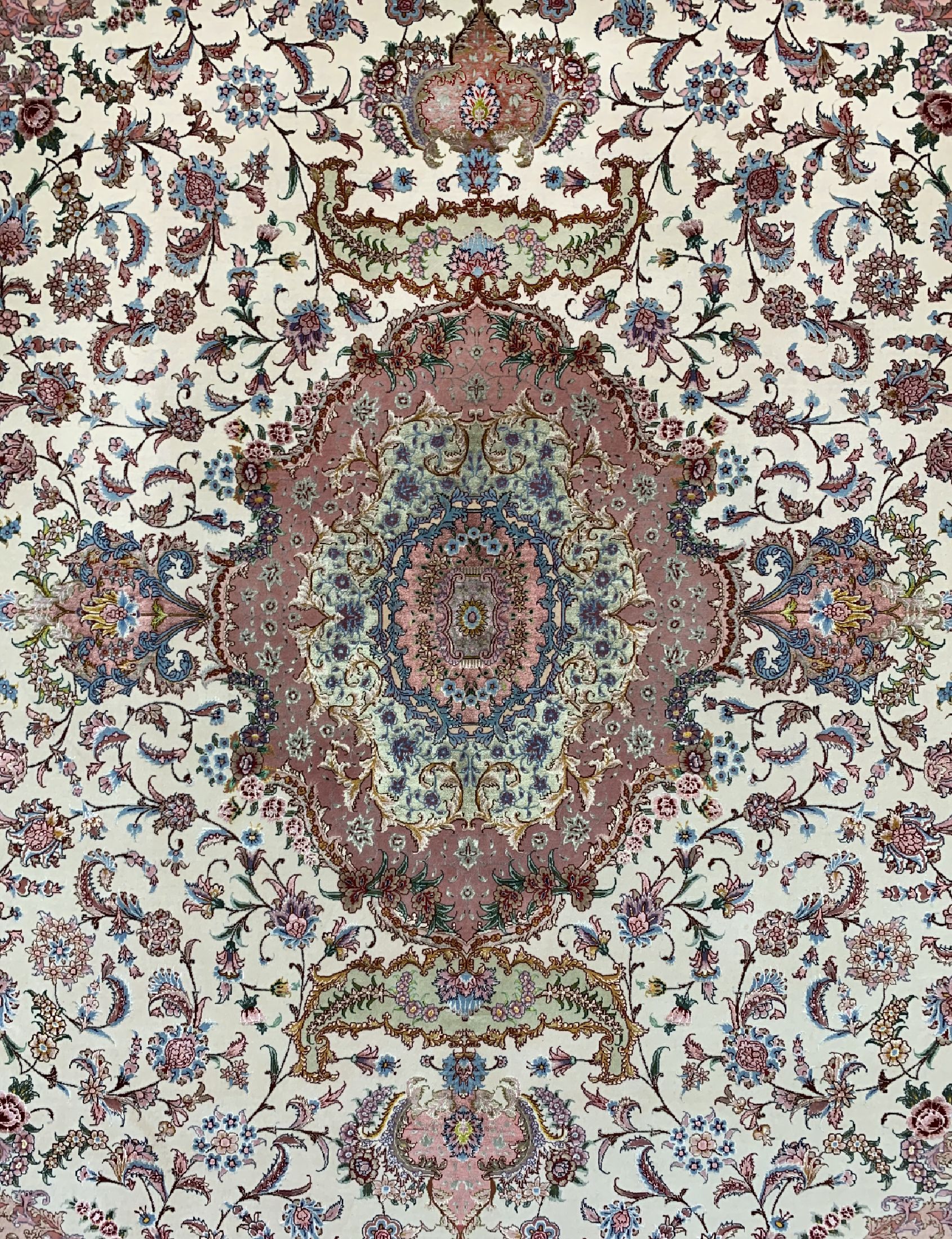 Detail c: Täbriz fein(70 Raj), Persien, ca. 40 Jahre,Korkwolle mit und auf Seide, ca. 325 x 250 cm,ca. 1,0 Mio. Kn/qm, EHZ: 1-2