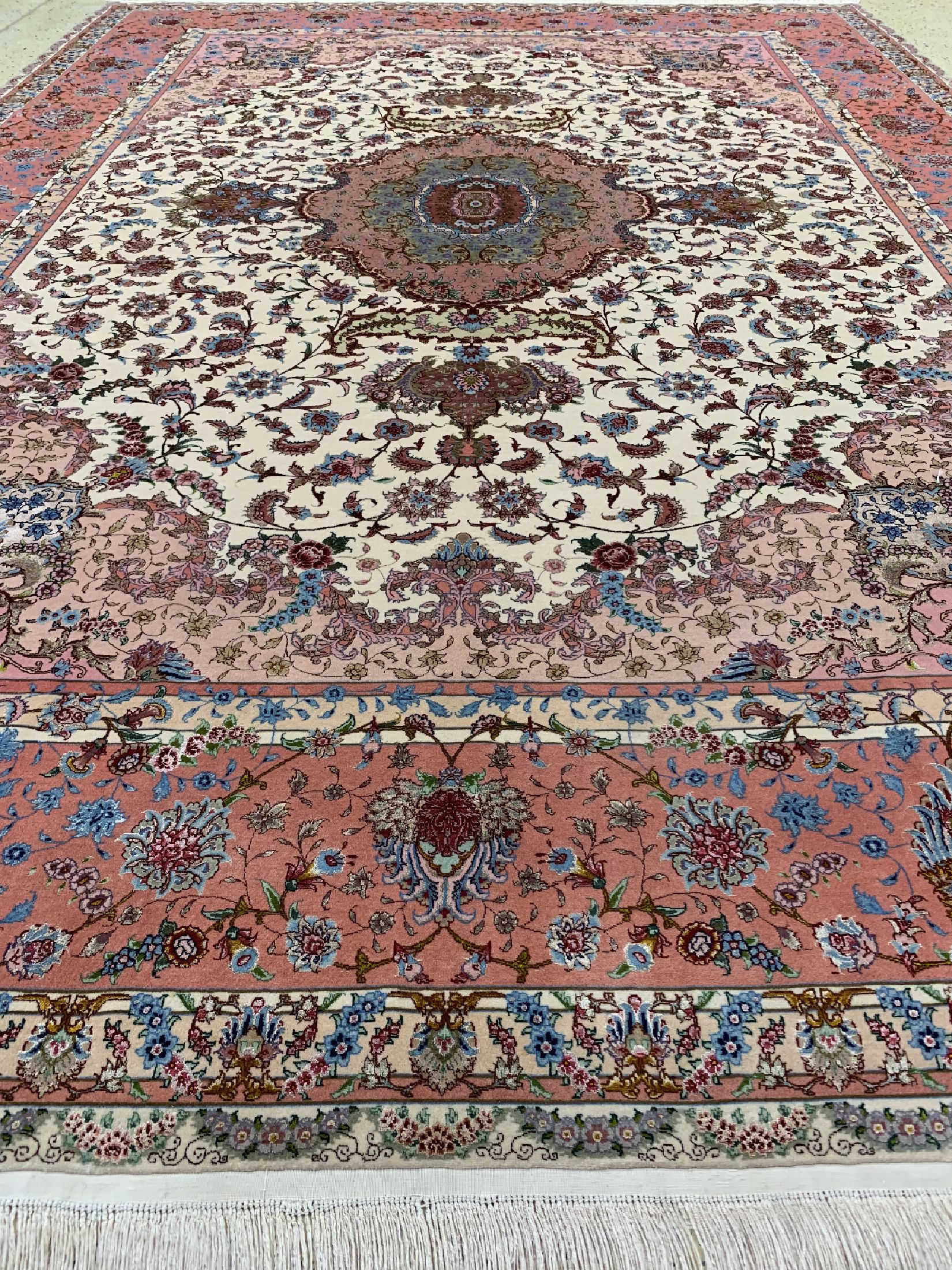 Detail d: Täbriz fein(70 Raj), Persien, ca. 40 Jahre,Korkwolle mit und auf Seide, ca. 325 x 250 cm,ca. 1,0 Mio. Kn/qm, EHZ: 1-2