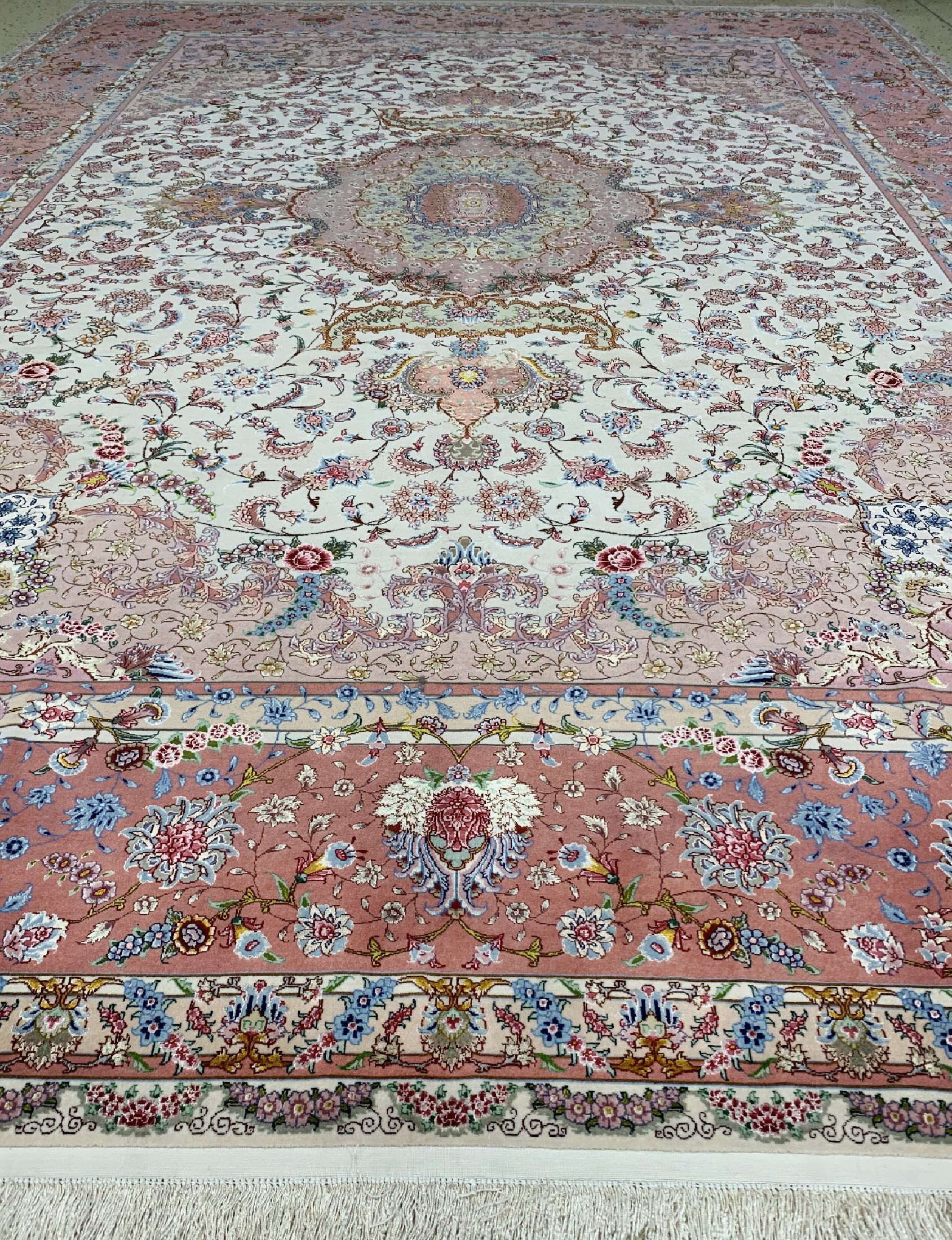 Detail e: Täbriz fein(70 Raj), Persien, ca. 40 Jahre,Korkwolle mit und auf Seide, ca. 325 x 250 cm,ca. 1,0 Mio. Kn/qm, EHZ: 1-2