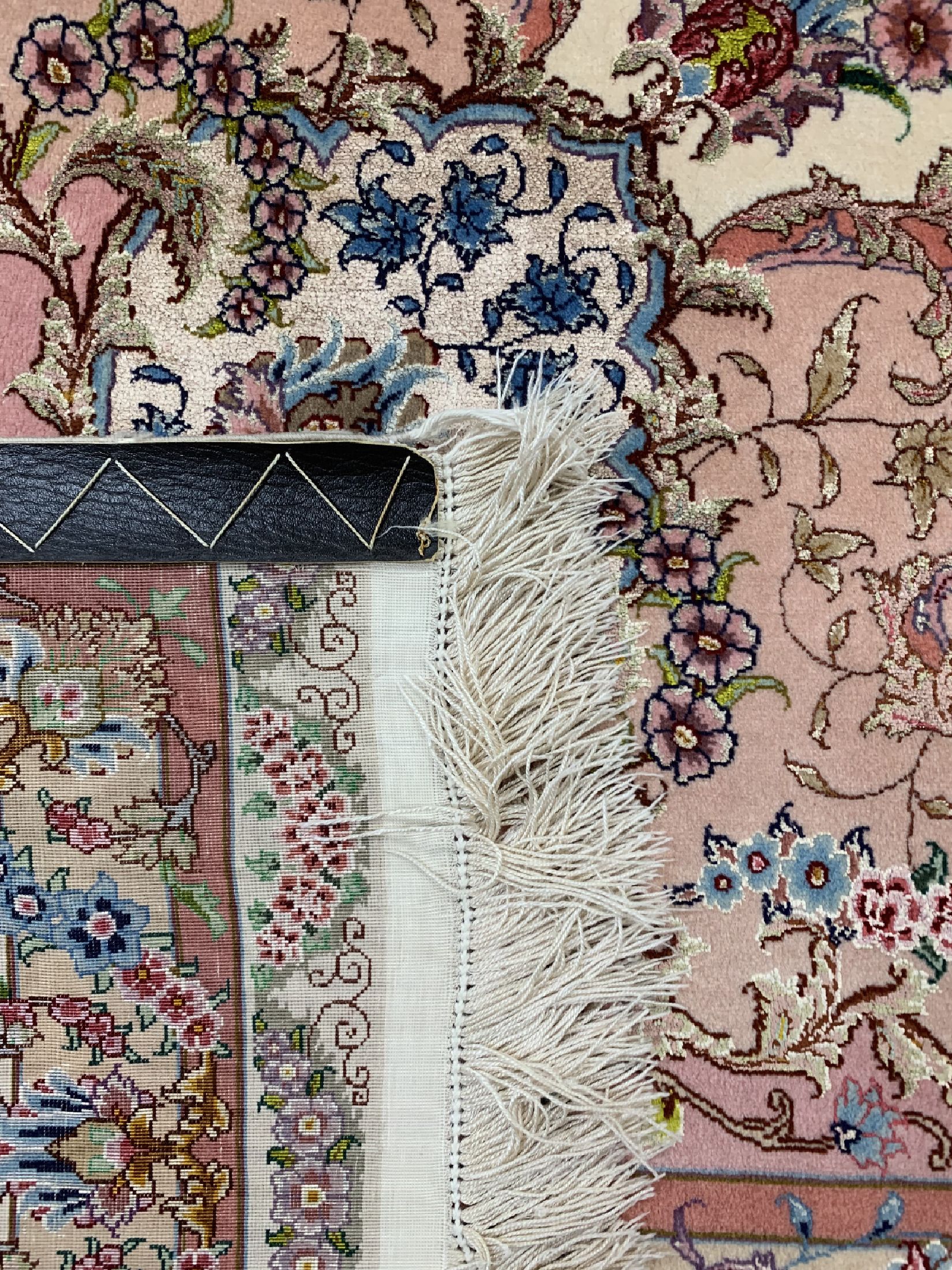 Detail f: Täbriz fein(70 Raj), Persien, ca. 40 Jahre,Korkwolle mit und auf Seide, ca. 325 x 250 cm,ca. 1,0 Mio. Kn/qm, EHZ: 1-2
