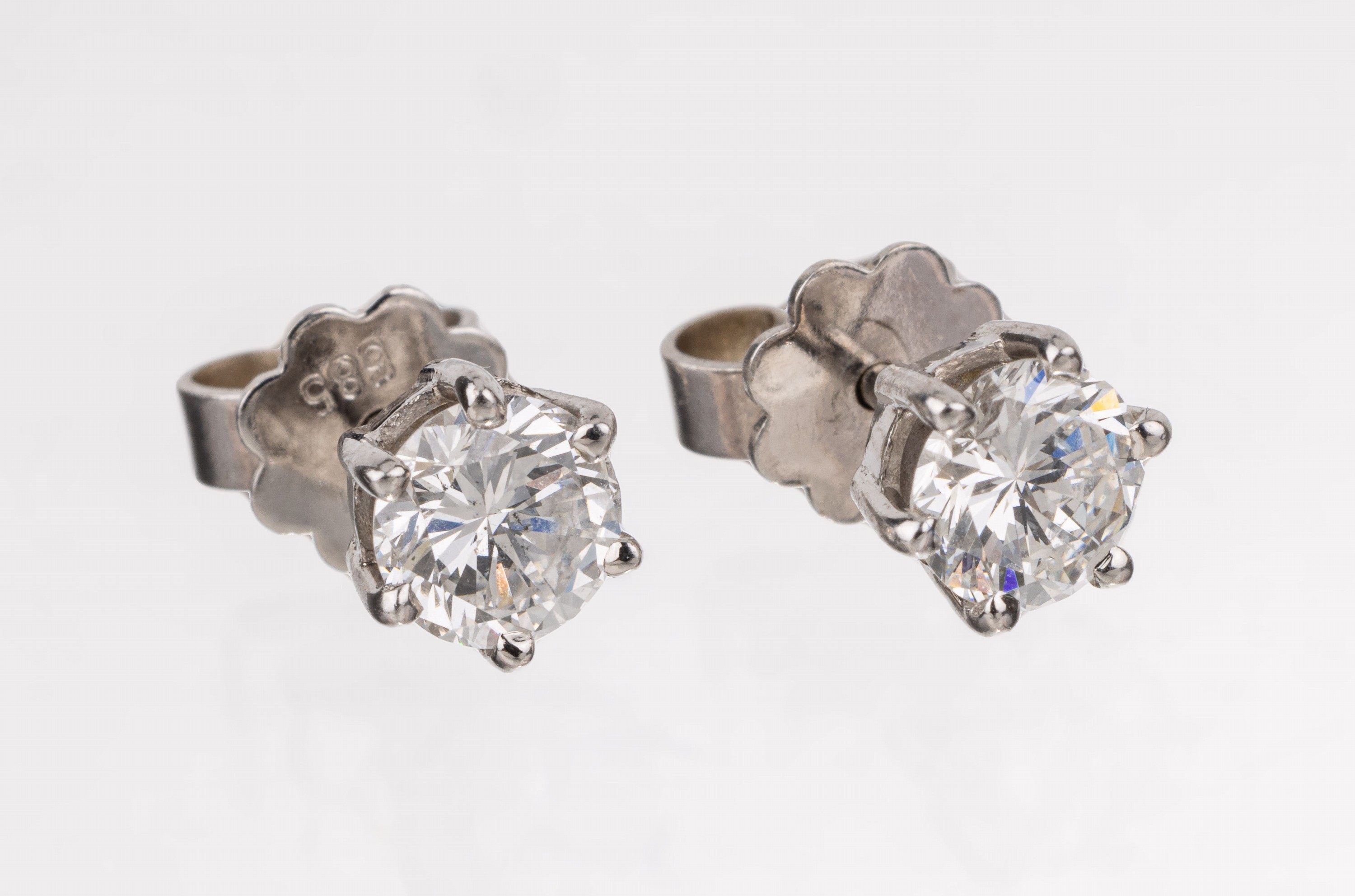 14 kt Gold Brillant-Ohrstecker, WG 585/000,2 Brillanten zus. ca. 1.04 ct Weiß/si