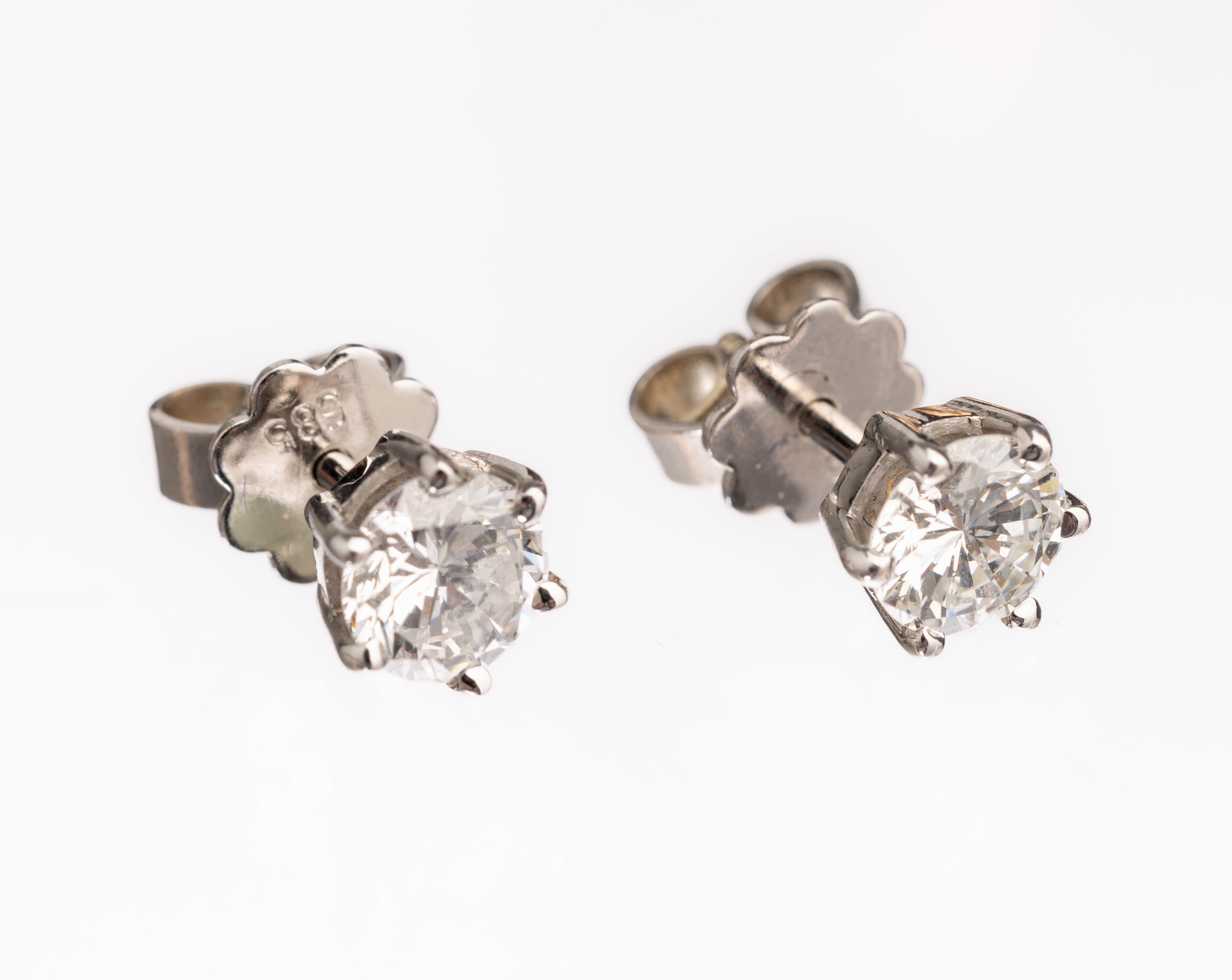 Detail a: 14 kt Gold Brillant-Ohrstecker, WG 585/000,2 Brillanten zus. ca. 1.04 ct Weiß/si