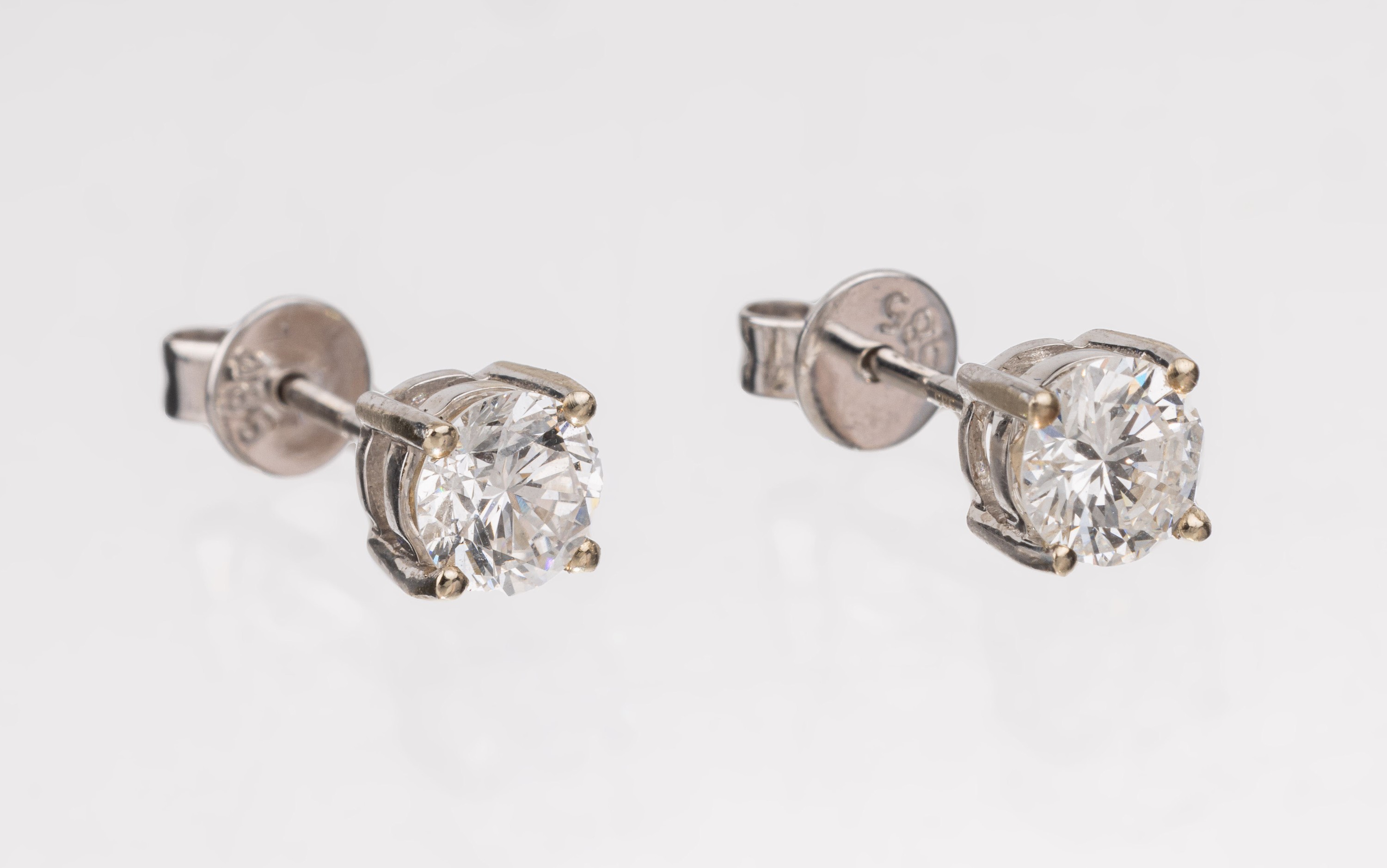 Paar 14 kt Gold Brillant-Ohrstecker, WG 585/000, 2 Brillanten zus. ca. 0.86 ct Weiß/si