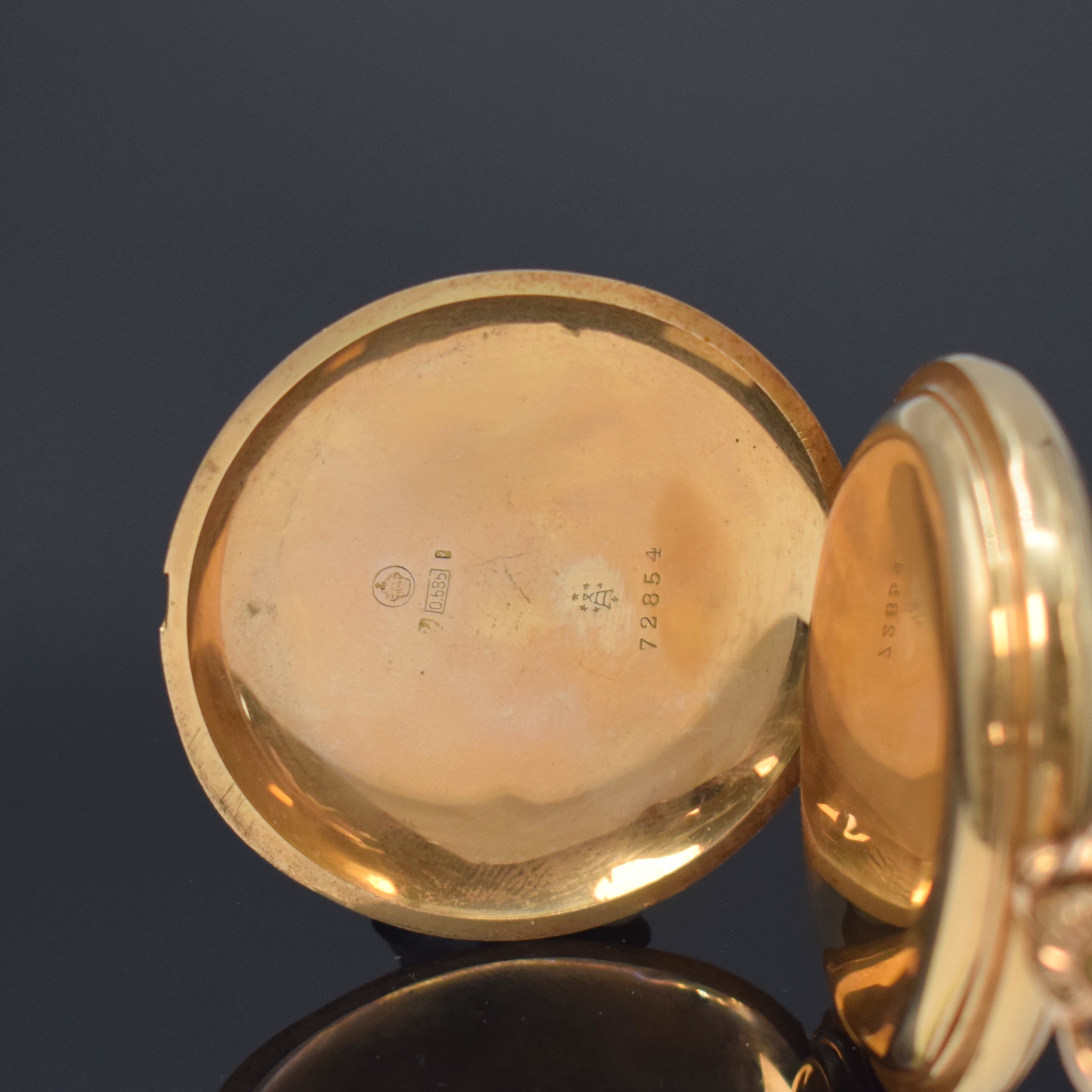 Detail d: UNION GLOCKE Herrensavonette in RoséG 585/000, Schweiz um 1910, guill. 3-Deckel Goldgeh. dell., Monogramm-Grav. auf dem Sprungdeckel, 3-tlg. ...