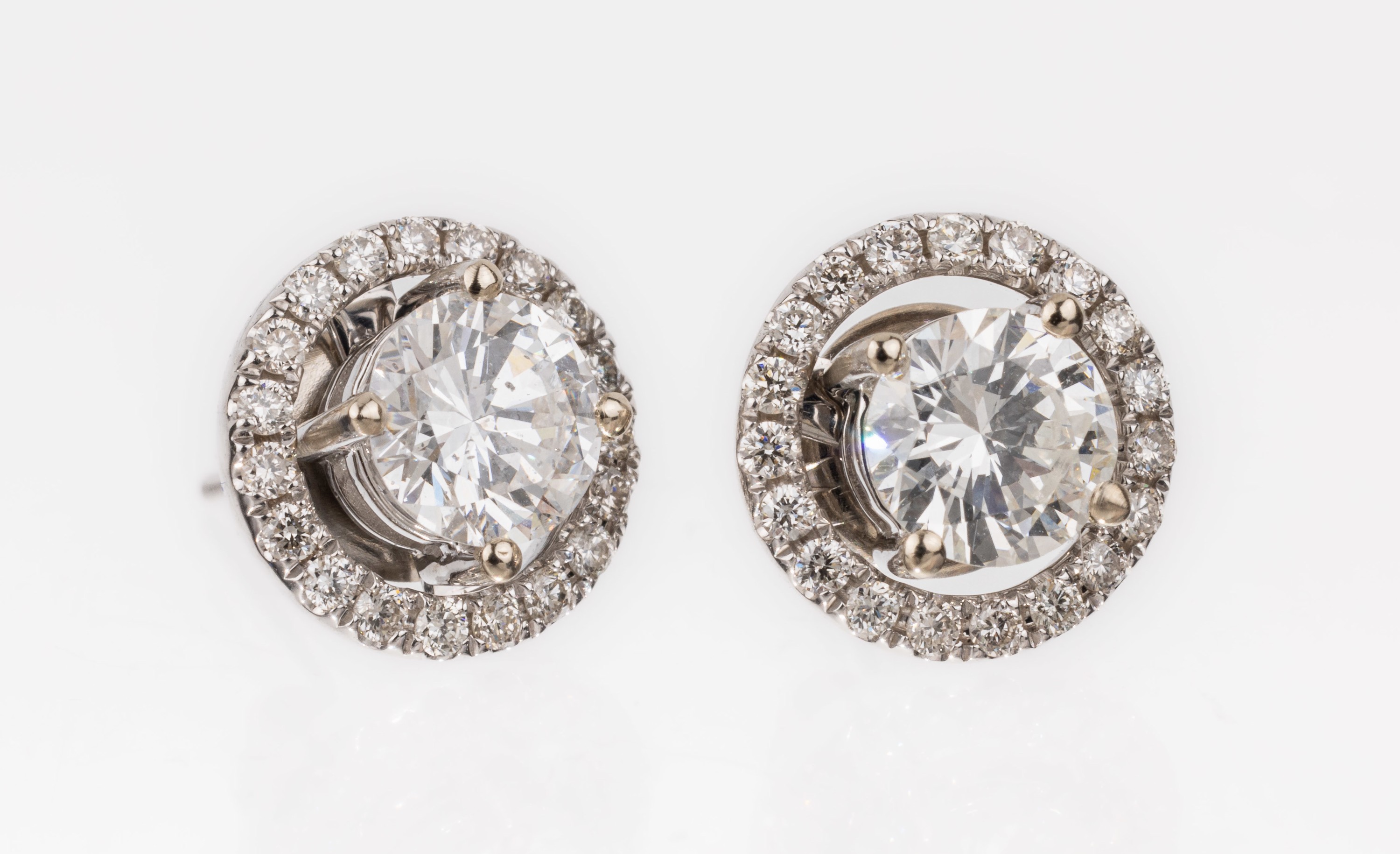 Paar 18 kt Gold Brillant-Ohrstecker, WG 750/000, 2 Brillanten zus. ca. 1.23 ct Weiß/si, abnehmbarer Kranz mit Brillanten zus.ca. 0.40 ct Weiß/si, ...