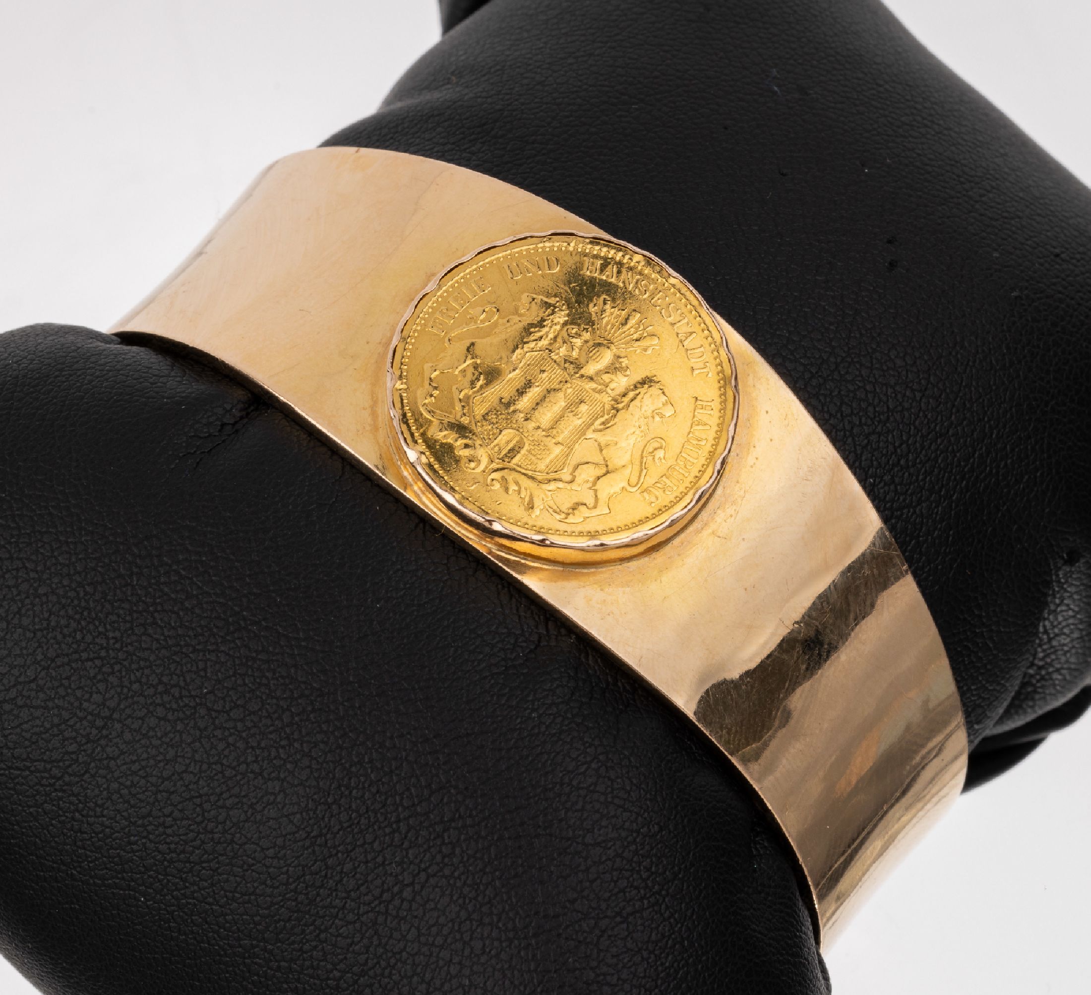 14 kt Gold Münz-Armspange, GG 585/000, Handarbeit, schlichte Gestaltung, Goldmünze 20Mark Freie und Hansestadt Hamburg, fest verlötet, ca. 6.2 x ...