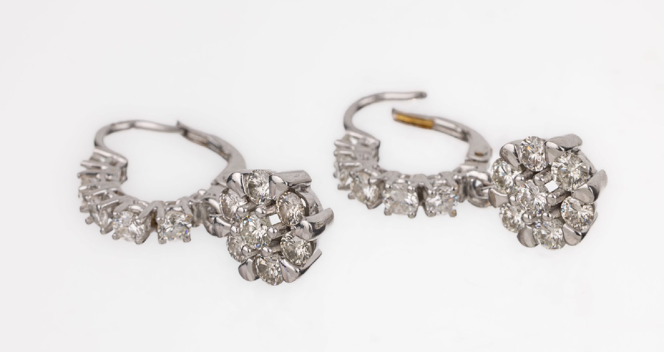 Paar 14 kt Gold Brillant-Ohrgehänge, WG 585/000, blütenförm. Abhängungen, 34 Brillanten zus. ca. 1.50 ct Weiß- l.get.Weiß/si, L. ca. 2 cm, ca. ...