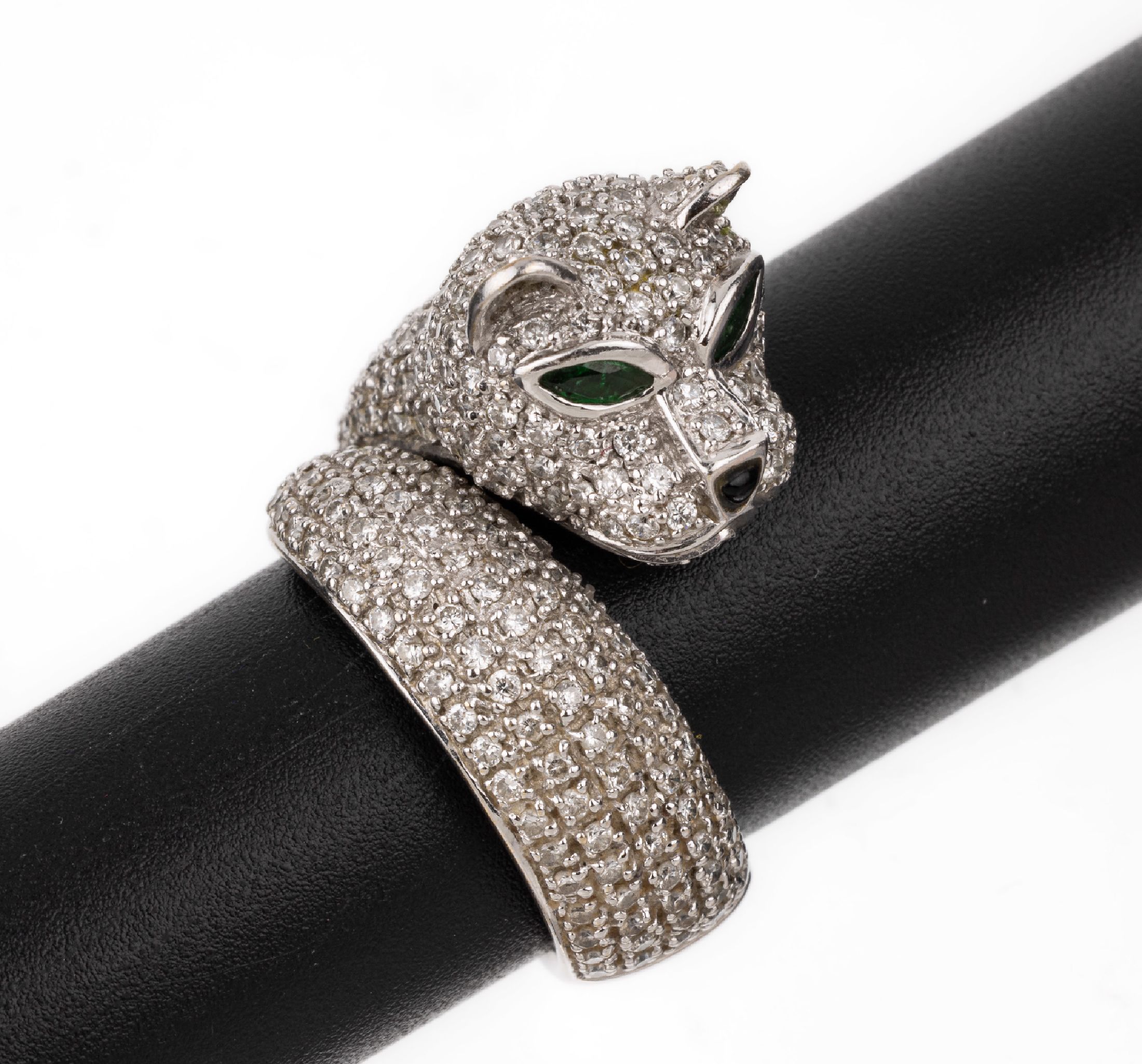 18 kt Gold Brillant-Smaragd-Ring, WG 750/000, "Raubtierkopf", Brillanten zus. ca. 3.0 ct Weiß/si, 2 facett. Smaragd-Navettes alsAugen ...
