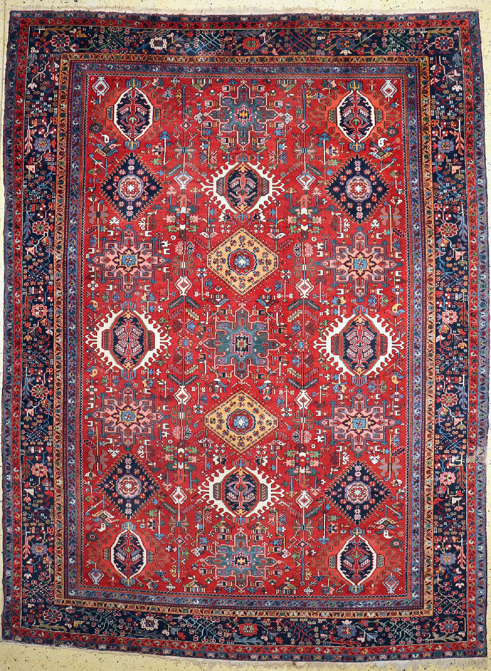Garadjeh alt, Persien, um 1930, Wolle auf Baumwolle, ca. 365 x 277 cm, Mottenfraß, EHZ: 3