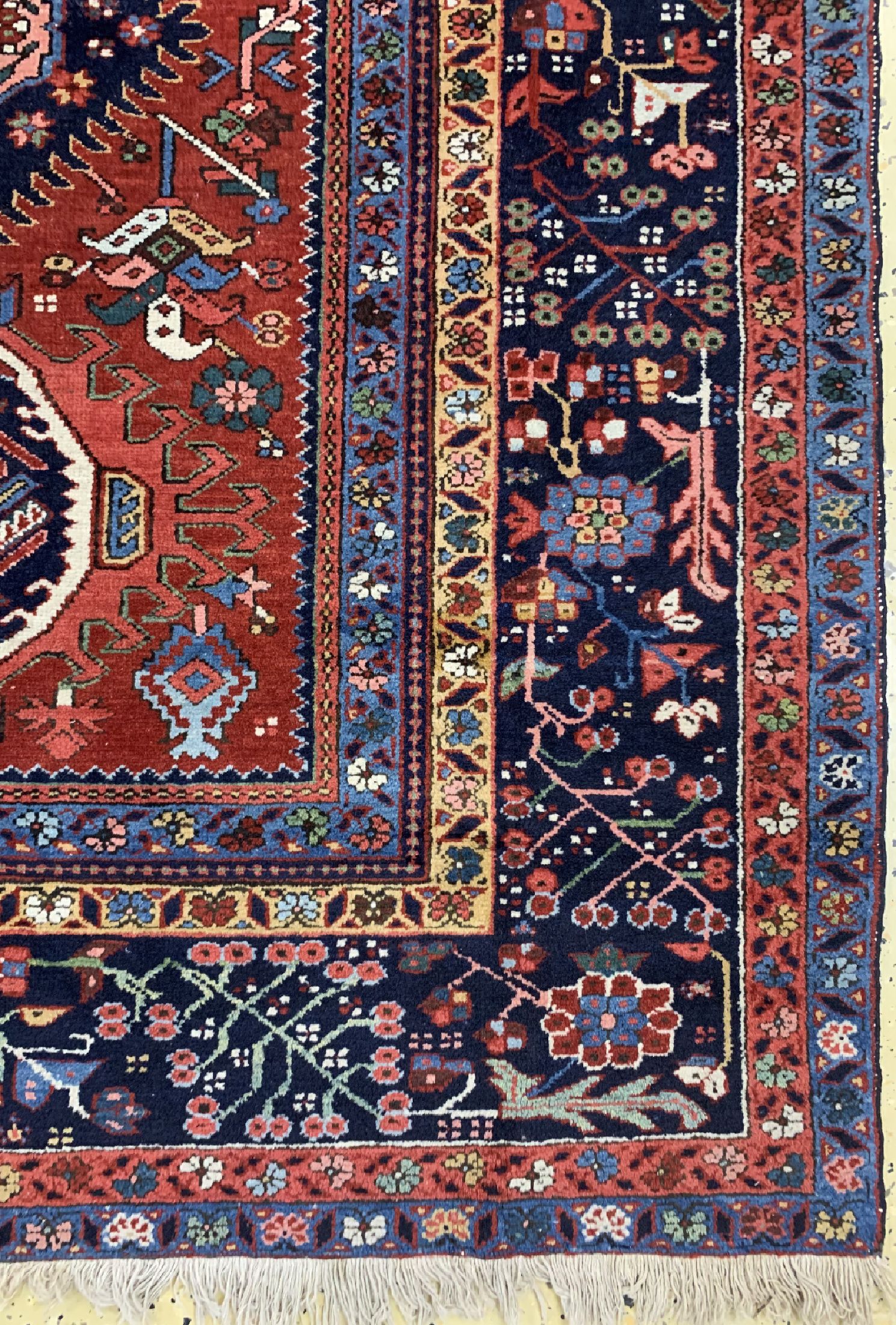 Detail a: Garadjeh alt, Persien, um 1930, Wolle auf Baumwolle, ca. 365 x 277 cm, Mottenfraß, EHZ: 3