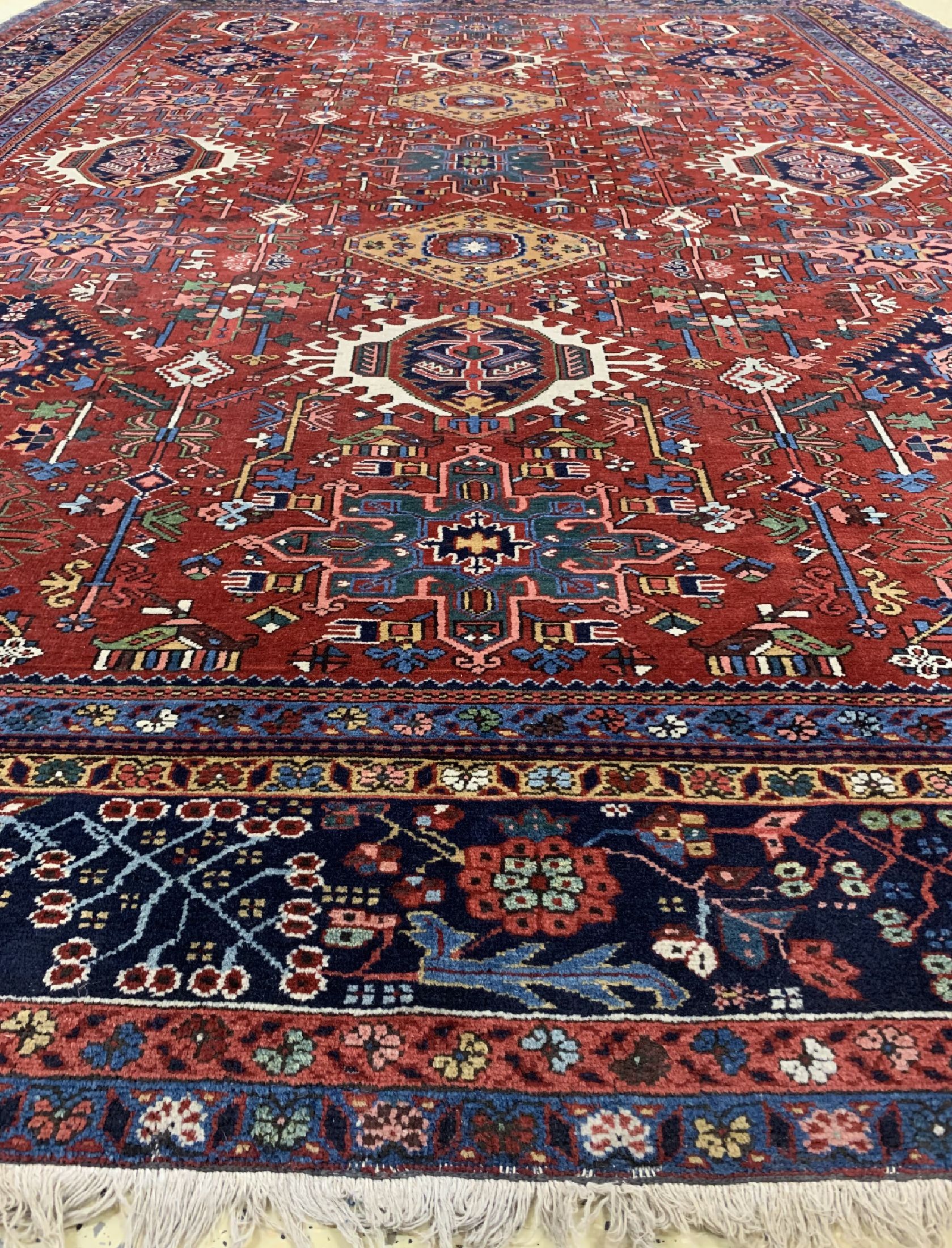 Detail e: Garadjeh alt, Persien, um 1930, Wolle auf Baumwolle, ca. 365 x 277 cm, Mottenfraß, EHZ: 3