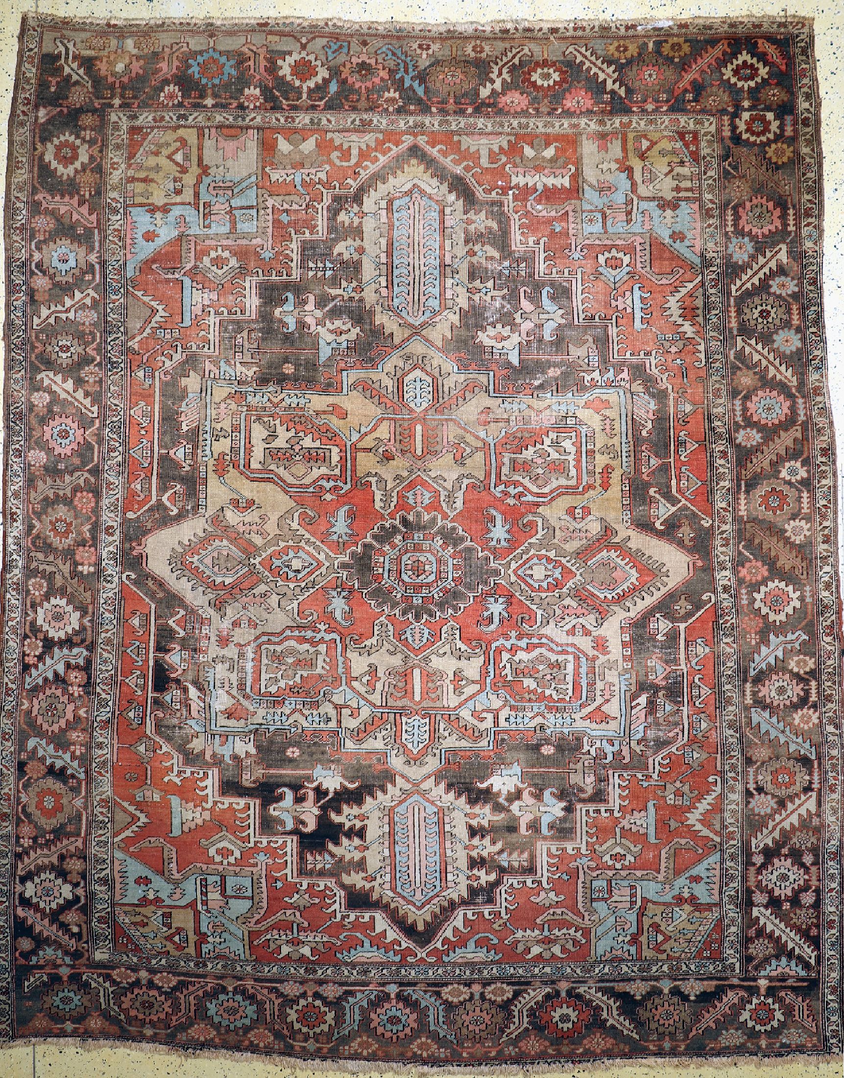 Heriz antik, Persien, um 1900, Wolle auf Baumwolle, ca. 370 x 305 cm, verblasst, EHZ: 3-4