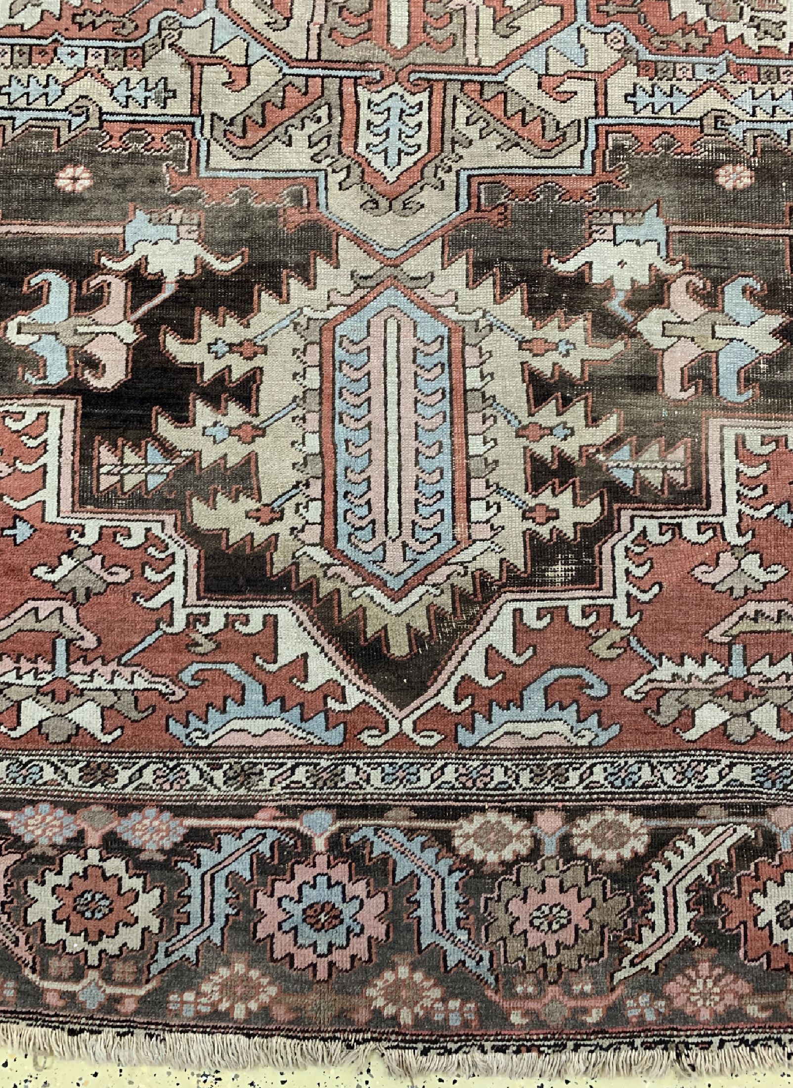 Detail b: Heriz antik, Persien, um 1900, Wolle auf Baumwolle, ca. 370 x 305 cm, verblasst, EHZ: 3-4