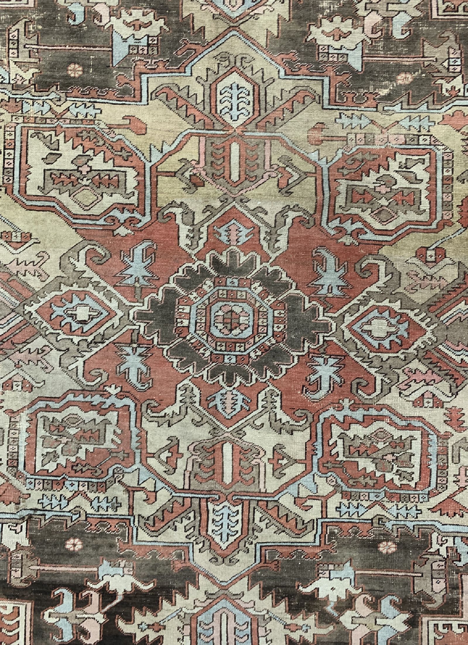 Detail c: Heriz antik, Persien, um 1900, Wolle auf Baumwolle, ca. 370 x 305 cm, verblasst, EHZ: 3-4
