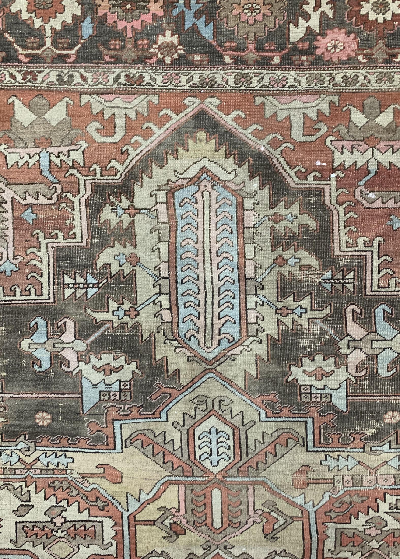 Detail d: Heriz antik, Persien, um 1900, Wolle auf Baumwolle, ca. 370 x 305 cm, verblasst, EHZ: 3-4