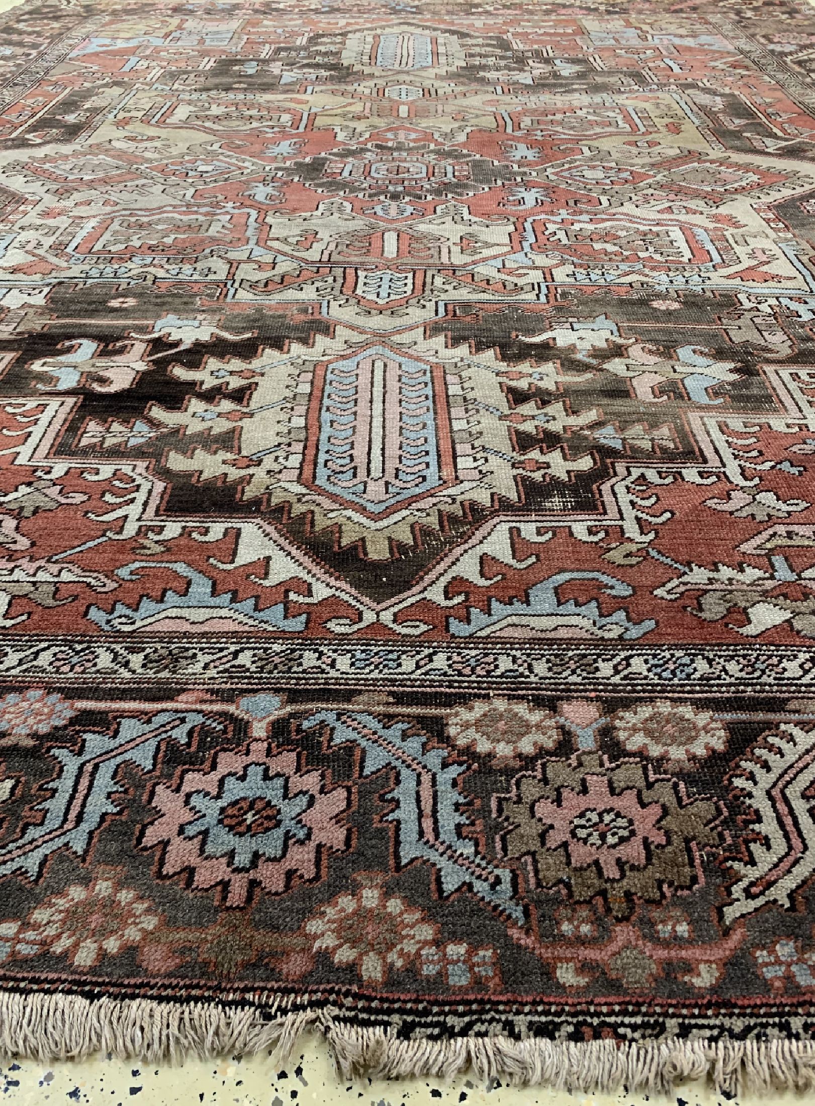 Detail e: Heriz antik, Persien, um 1900, Wolle auf Baumwolle, ca. 370 x 305 cm, verblasst, EHZ: 3-4
