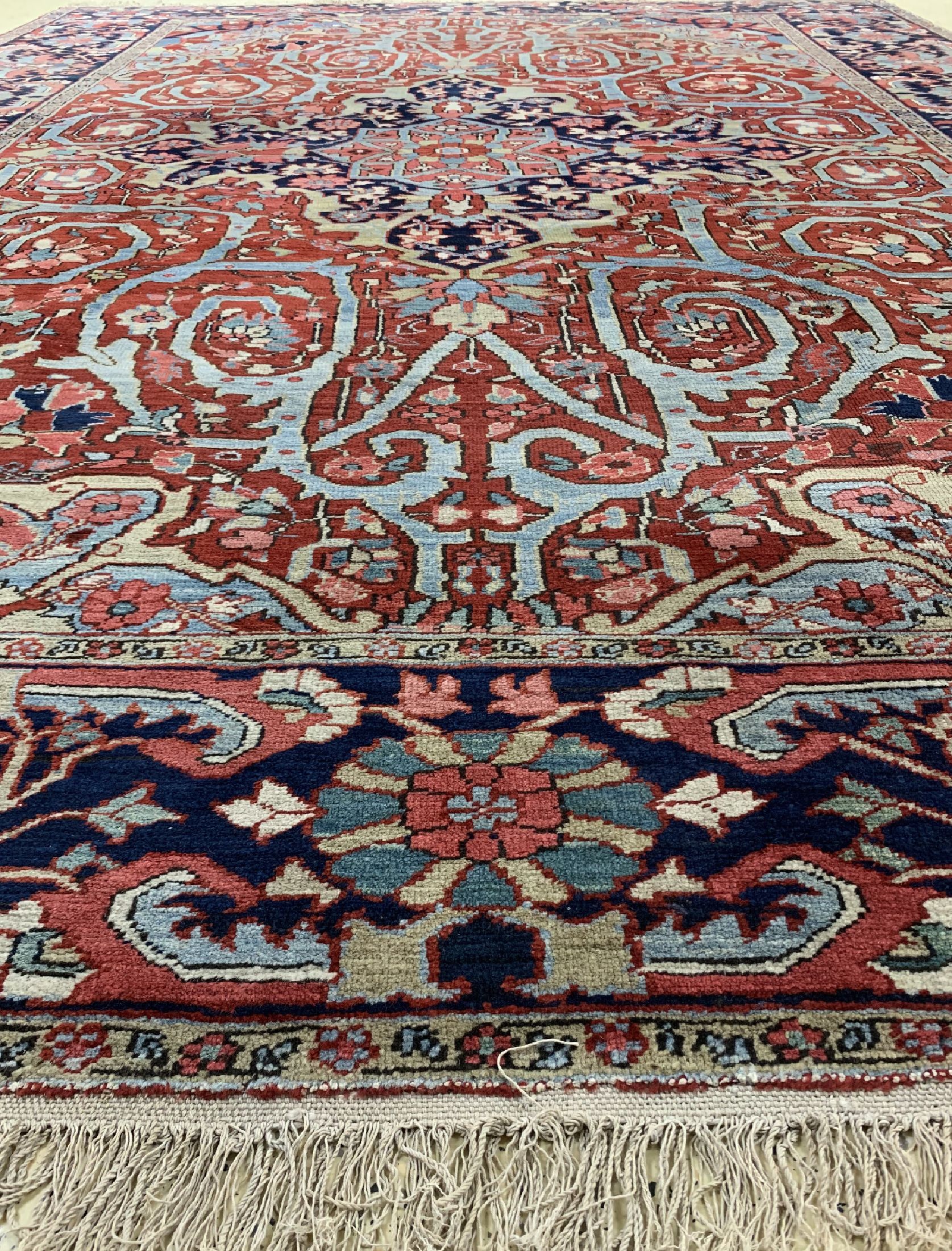 Detail e: Heriz alt, Persien, um 1940, Wolle auf Baumwolle, ca. 388 x 288 cm, EHZ: 2-3, (Fransen erneuert)