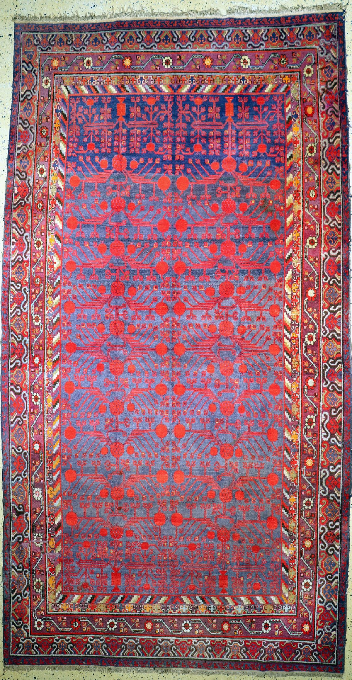 Antiker Khotan, Torkestan, um 1900, Wolle auf Baumwolle, ca. 400 x 210 cm, Mottenfraß, EHZ: 3, (Alte Restaurierungen)