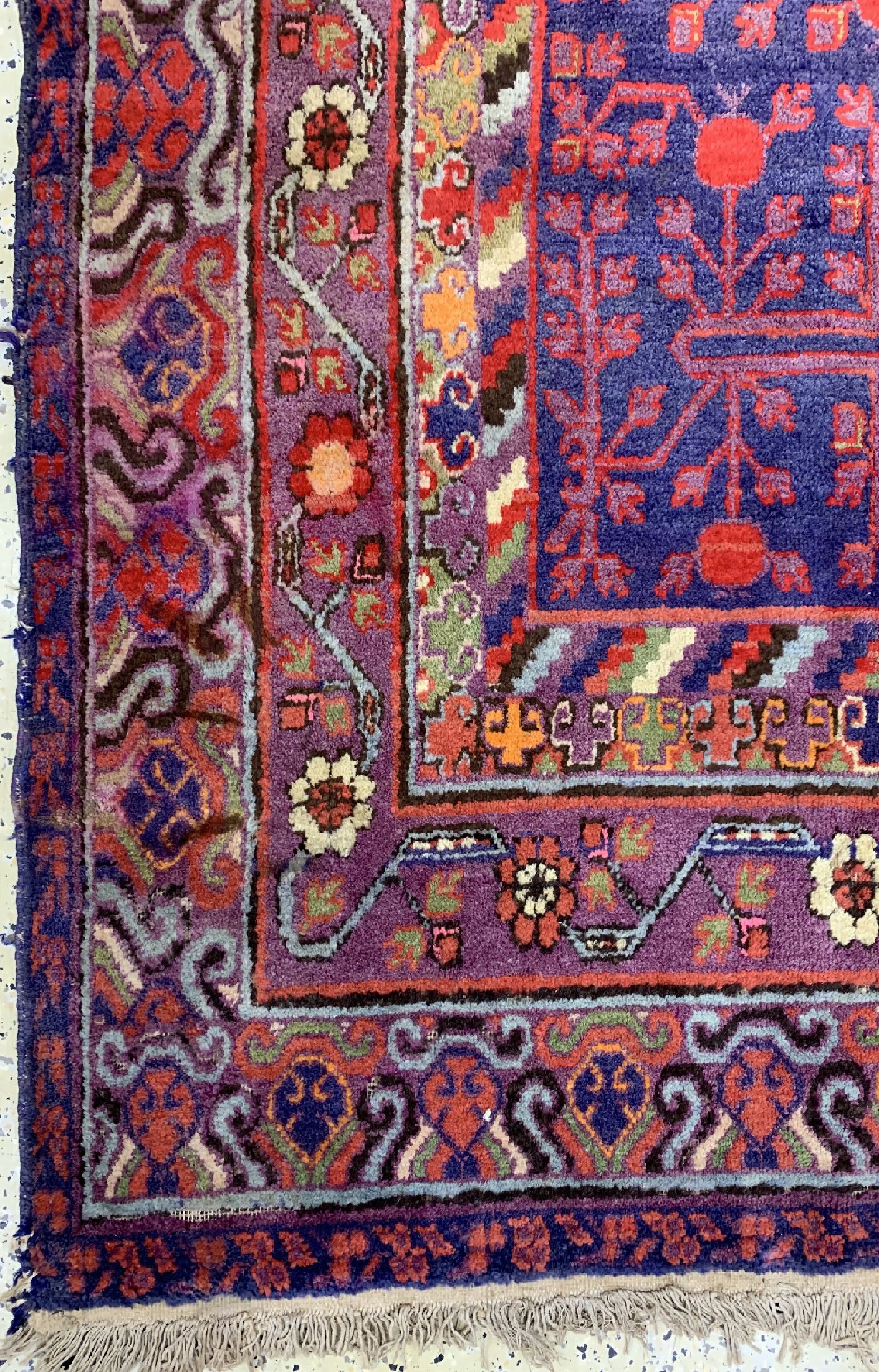 Detail a: Antiker Khotan, Torkestan, um 1900, Wolle auf Baumwolle, ca. 400 x 210 cm, Mottenfraß, EHZ: 3, (Alte Restaurierungen)