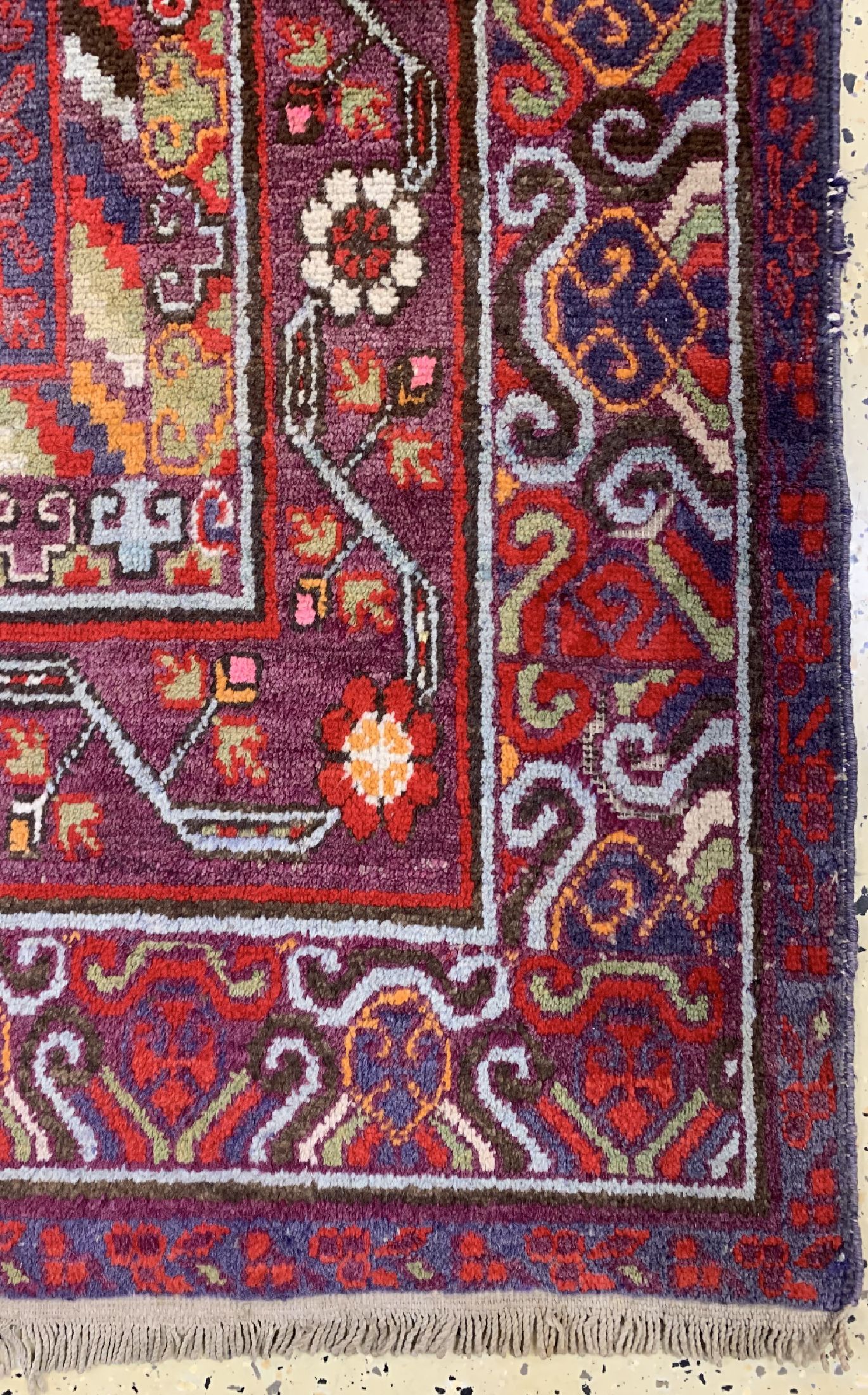 Detail b: Antiker Khotan, Torkestan, um 1900, Wolle auf Baumwolle, ca. 400 x 210 cm, Mottenfraß, EHZ: 3, (Alte Restaurierungen)
