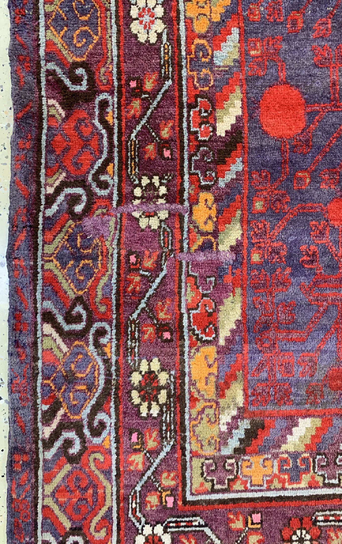 Detail c: Antiker Khotan, Torkestan, um 1900, Wolle auf Baumwolle, ca. 400 x 210 cm, Mottenfraß, EHZ: 3, (Alte Restaurierungen)