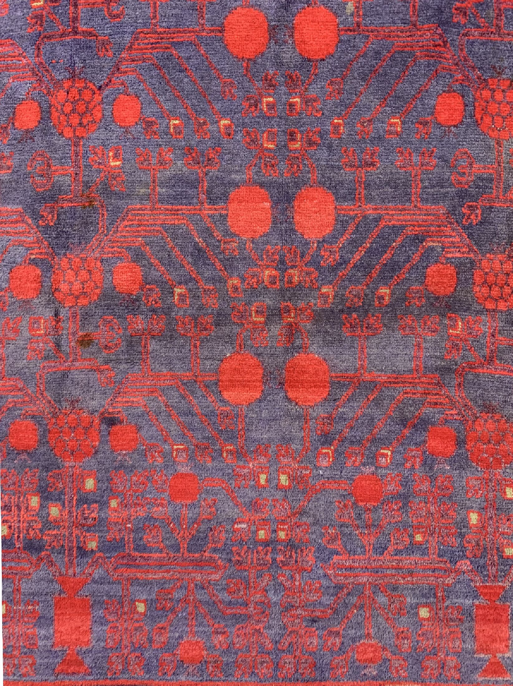 Detail d: Antiker Khotan, Torkestan, um 1900, Wolle auf Baumwolle, ca. 400 x 210 cm, Mottenfraß, EHZ: 3, (Alte Restaurierungen)