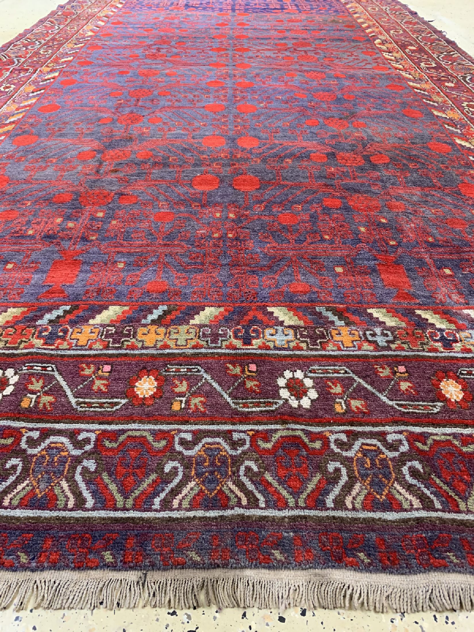 Detail e: Antiker Khotan, Torkestan, um 1900, Wolle auf Baumwolle, ca. 400 x 210 cm, Mottenfraß, EHZ: 3, (Alte Restaurierungen)