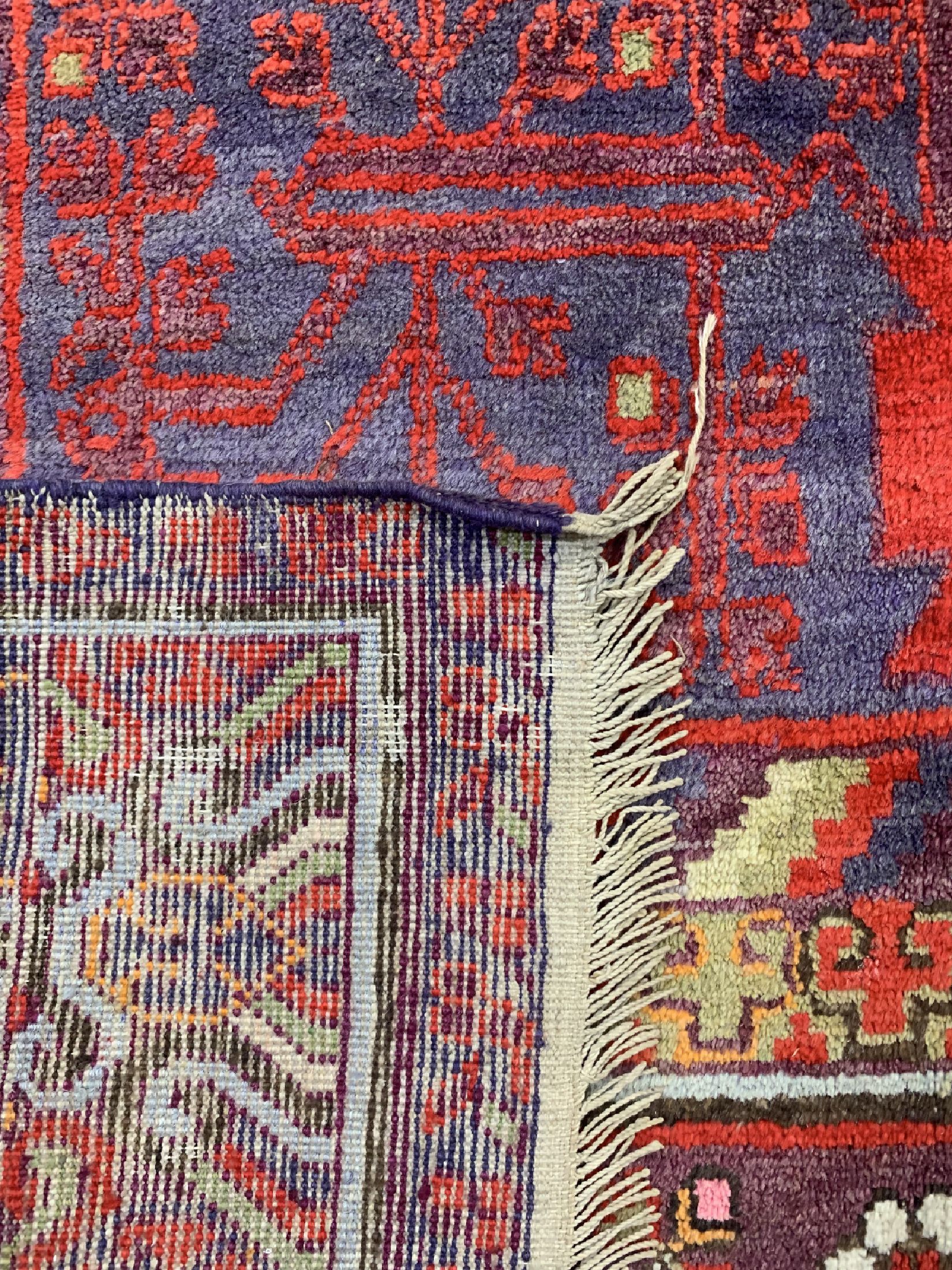 Detail f: Antiker Khotan, Torkestan, um 1900, Wolle auf Baumwolle, ca. 400 x 210 cm, Mottenfraß, EHZ: 3, (Alte Restaurierungen)