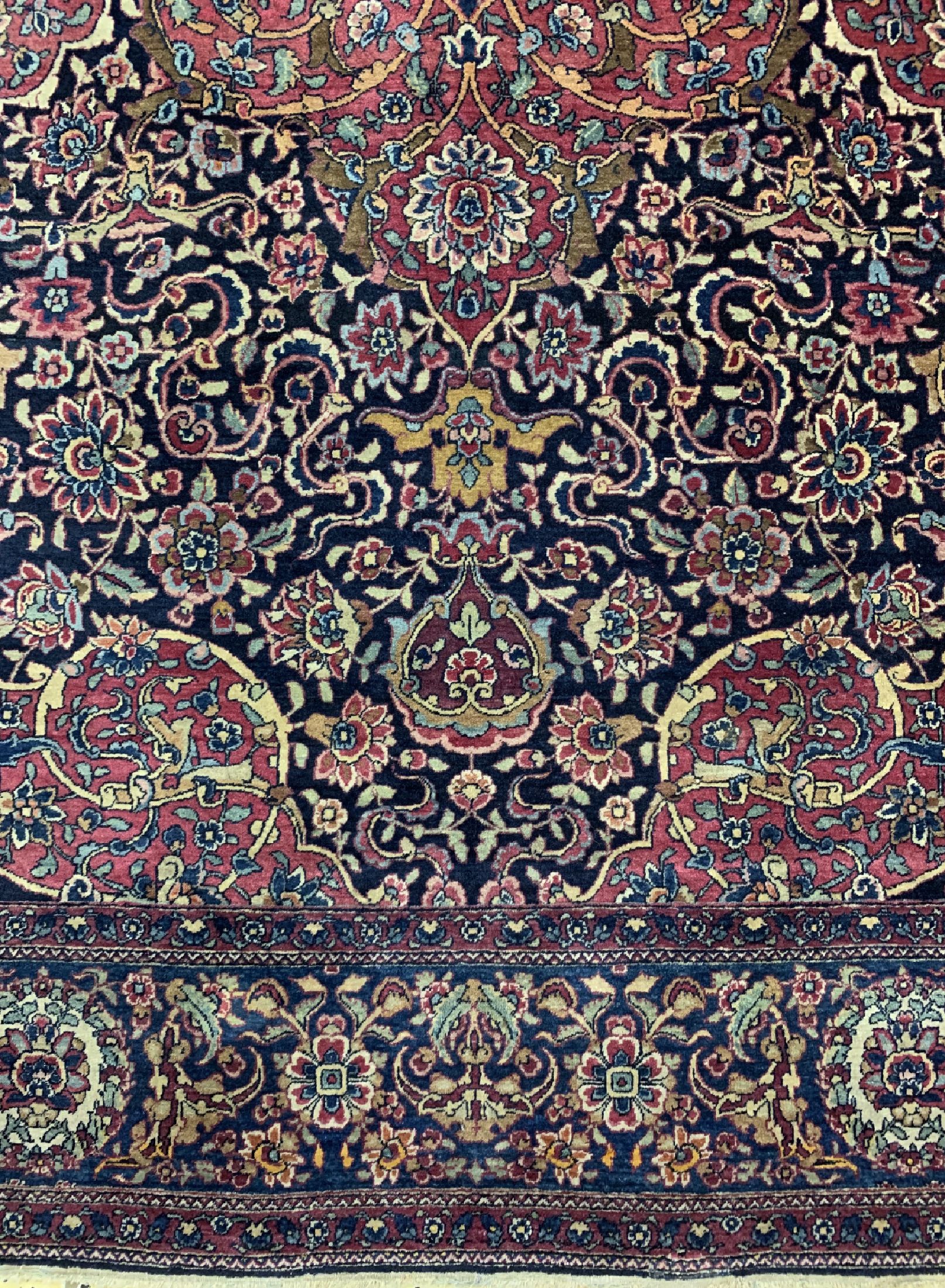 Detail b: Antiker Kerman, signiert, Persien, um 1900,Wolle auf Baumwolle, ca. 223 x 142 cm, EHZ: 2 Mottenfraß, gereinigt
