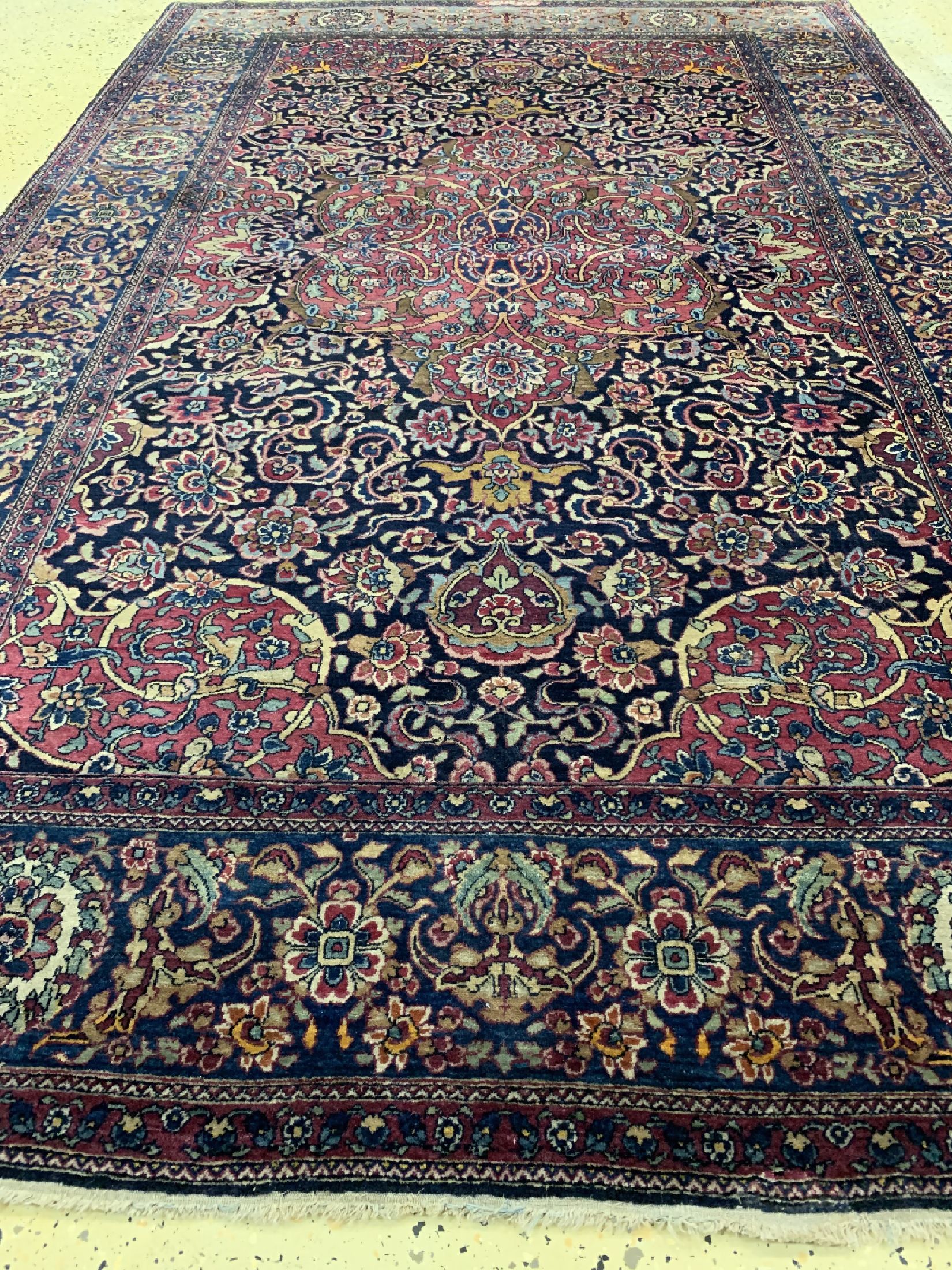 Detail f: Antiker Kerman, signiert, Persien, um 1900,Wolle auf Baumwolle, ca. 223 x 142 cm, EHZ: 2 Mottenfraß, gereinigt