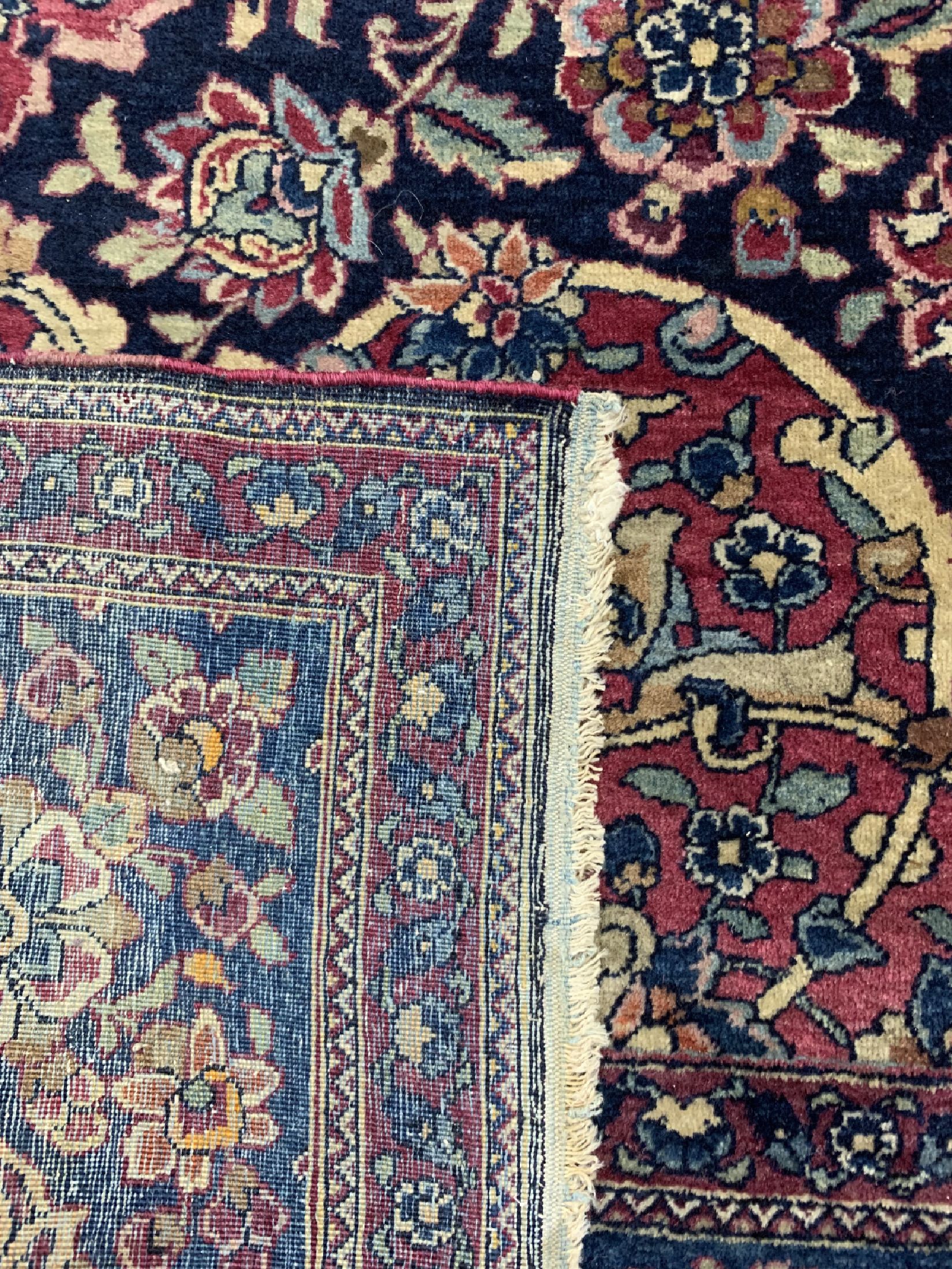 Detail g: Antiker Kerman, signiert, Persien, um 1900,Wolle auf Baumwolle, ca. 223 x 142 cm, EHZ: 2 Mottenfraß, gereinigt