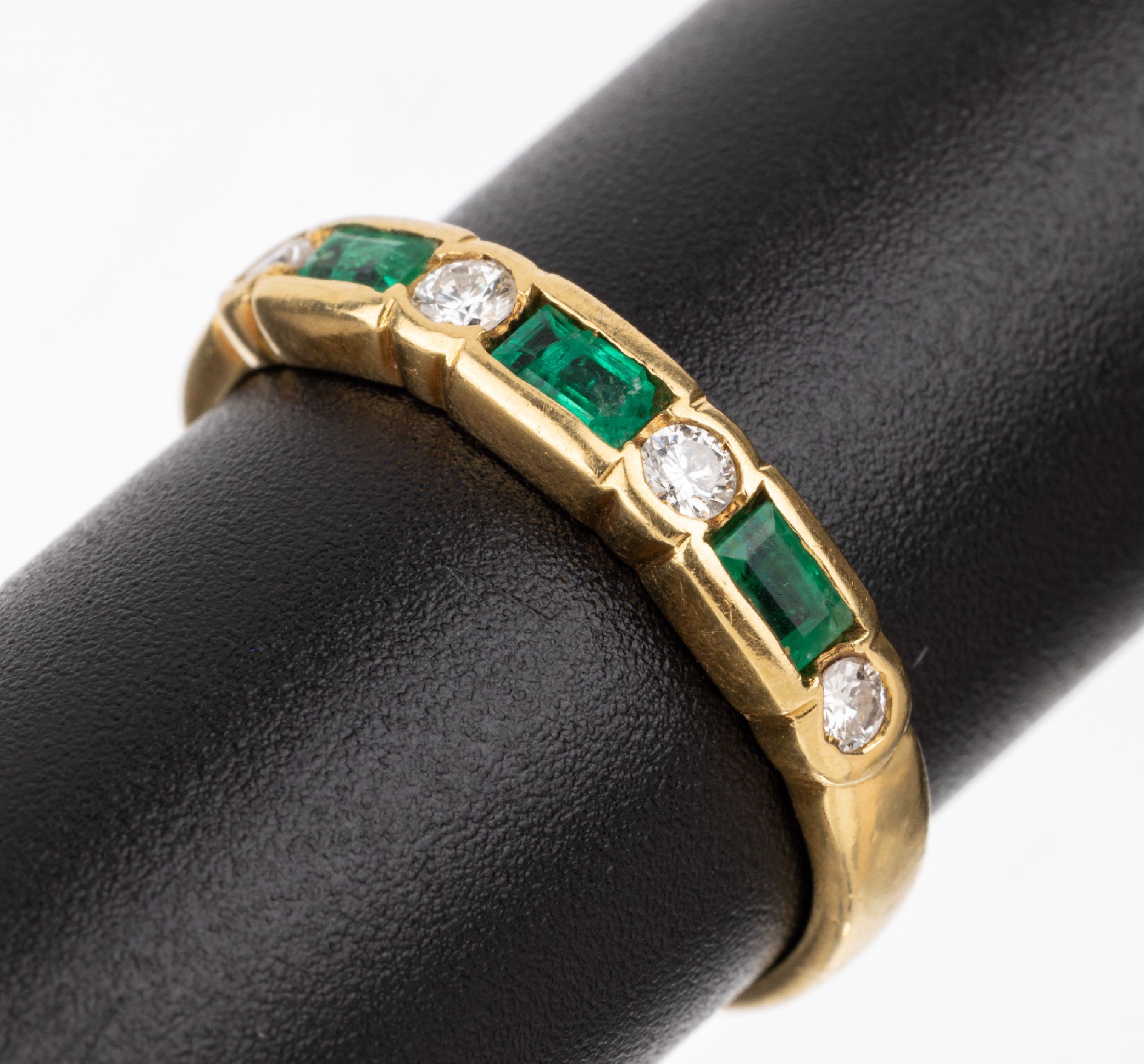 18 kt Gold Smaragd-Brillant-Ring, GG 750/000, 3 Smaragd-Baguettes zus. ca. 0.15 ct,4 Brillanten zus. ca. 0.20 ct Weiß/vs-si, RW 54, ca. 3 g