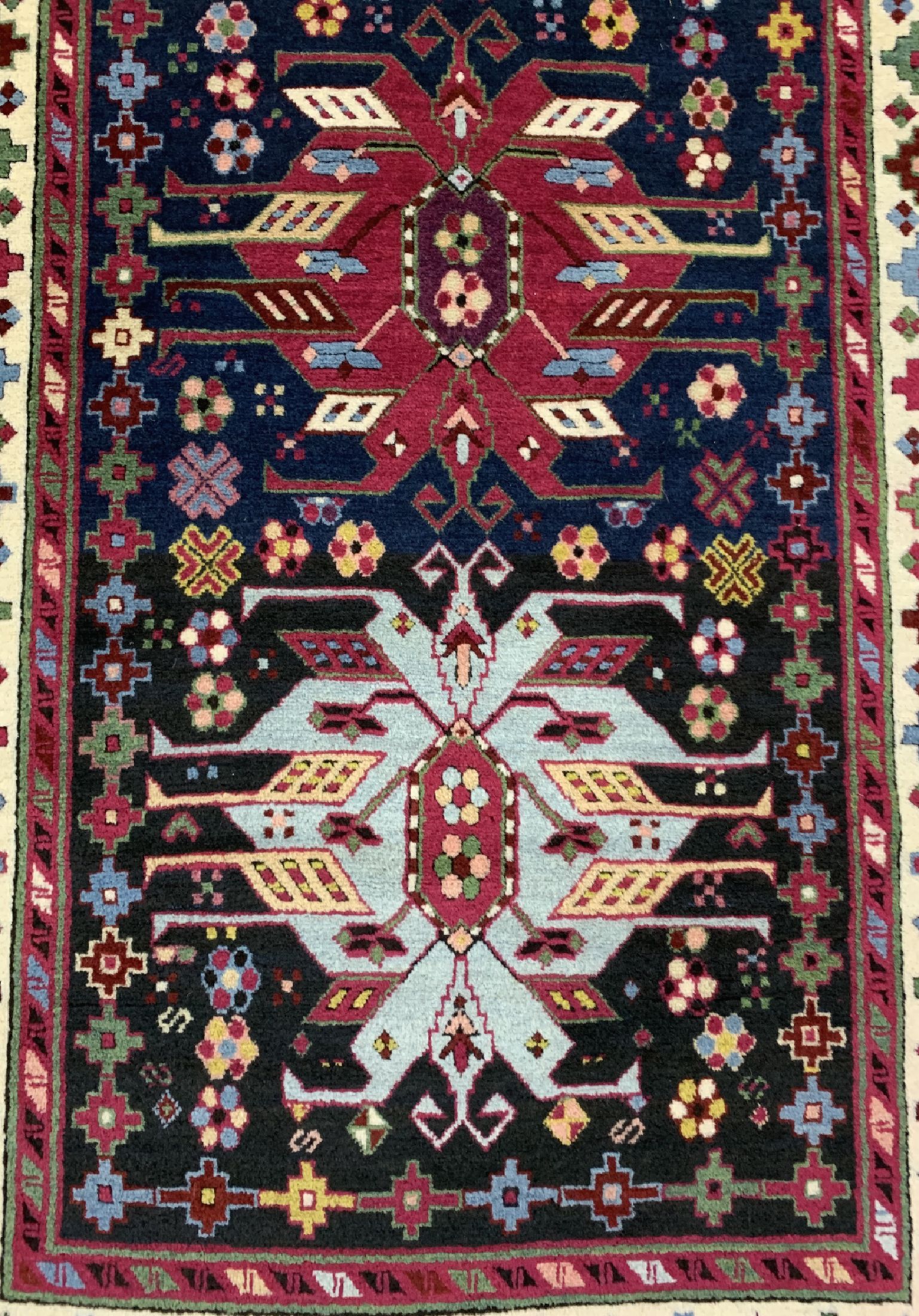 Detail b: Antiker Kazak, Kaukasus, 19.Jhd, Wolle auf Wolle, ca. 315 x 115 cm, EHZ: 1-2