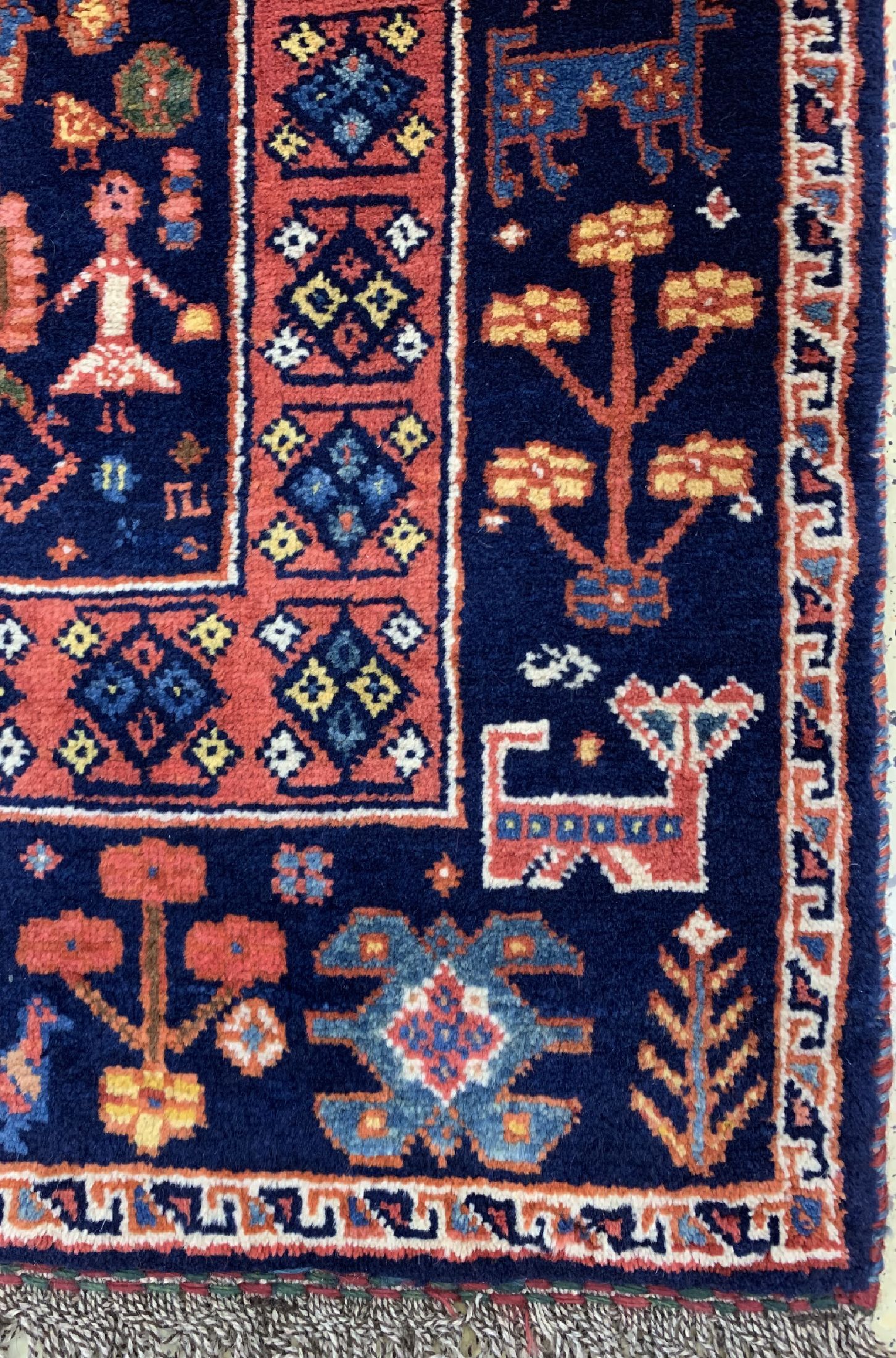 Detail a: Gabbeh alt"Farvahar Symbol" Persien, um 1940/1950, Wolle auf Wolle, ca. 123 x 123 cm, EHZ: 1-2(Farhavar ist Symbol von Zoroastischen).