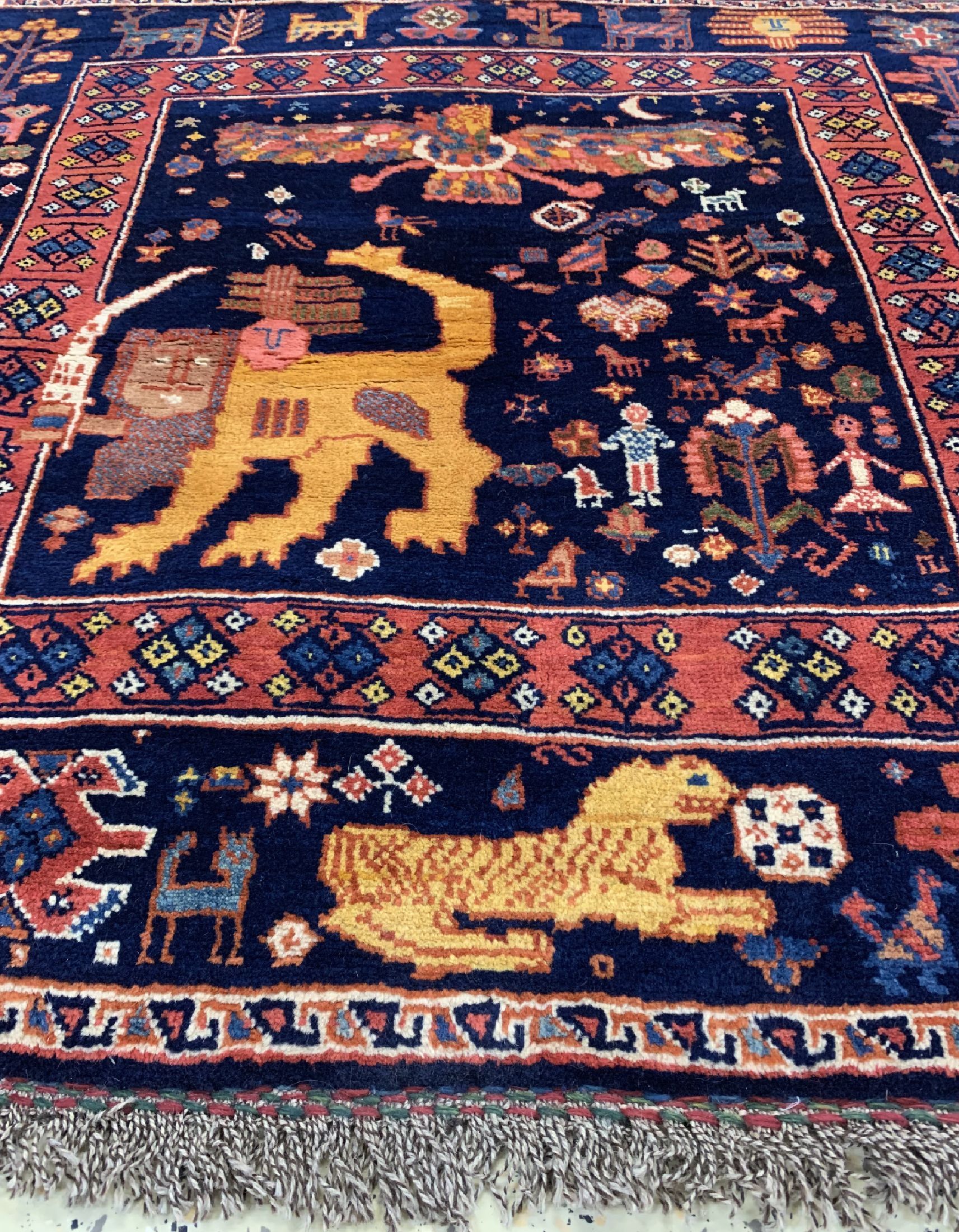 Detail c: Gabbeh alt"Farvahar Symbol" Persien, um 1940/1950, Wolle auf Wolle, ca. 123 x 123 cm, EHZ: 1-2(Farhavar ist Symbol von Zoroastischen).