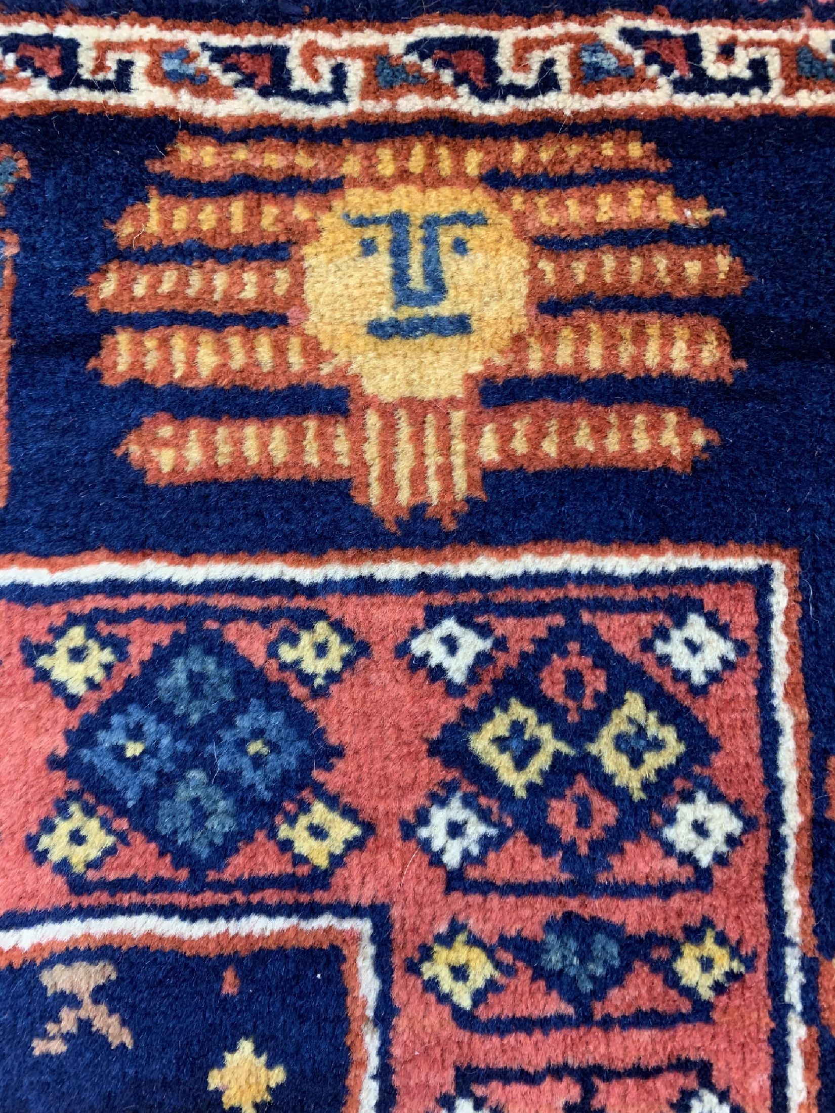 Detail d: Gabbeh alt"Farvahar Symbol" Persien, um 1940/1950, Wolle auf Wolle, ca. 123 x 123 cm, EHZ: 1-2(Farhavar ist Symbol von Zoroastischen).