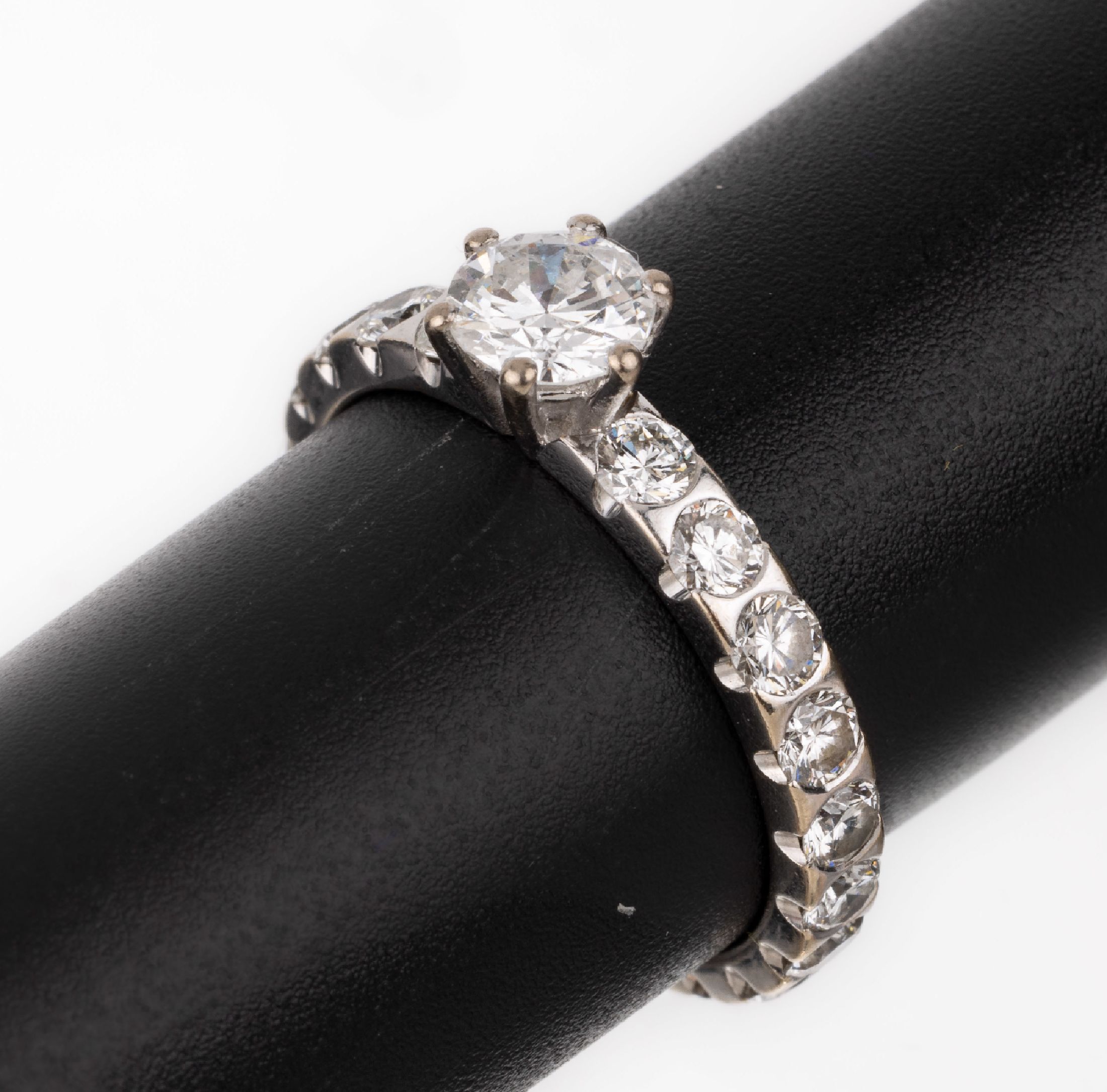 14 kt Gold Brillant-Ring, WG 585/000, mittiger Brillant ca. 0.60 ct Weiß/si, SchieneBrillanten zus. ca. 2.00 ct feines Weiß- Weiß/vvs-vs, RW 58, ...