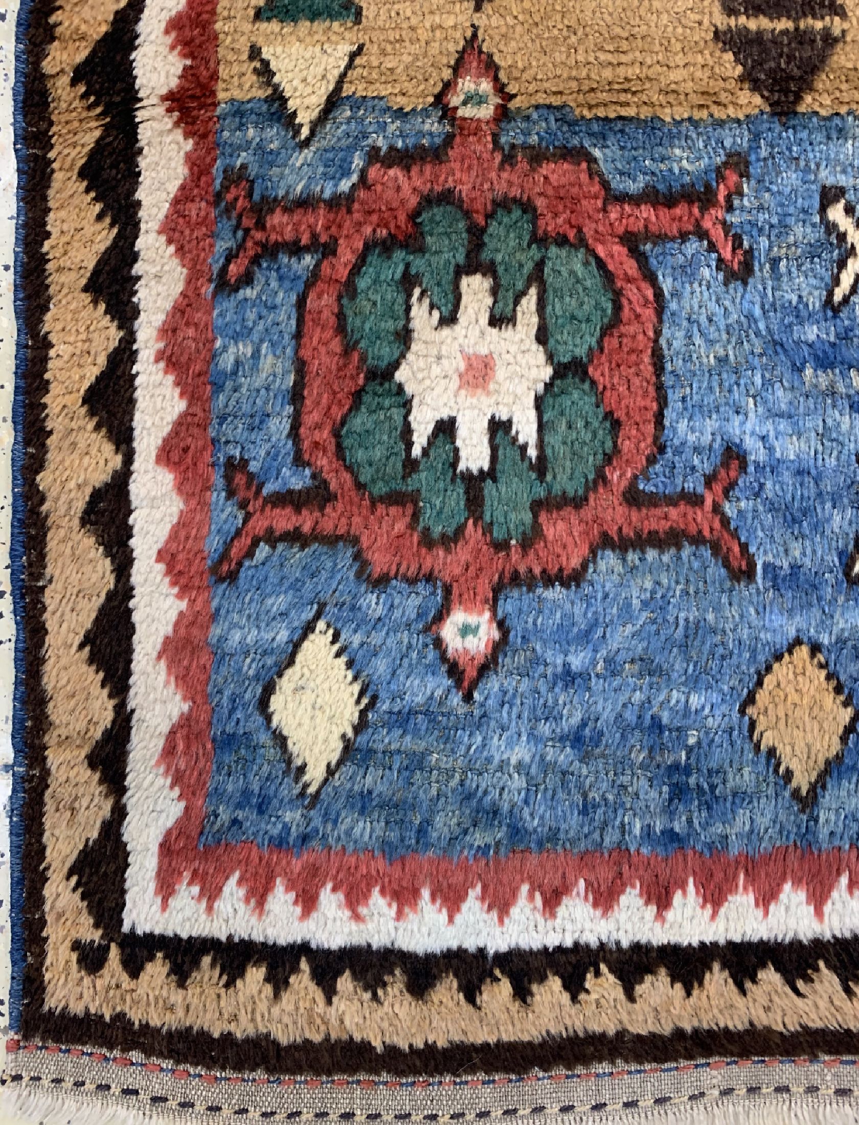 Detail b: Antiker Louri Gabbeh, Persien, 19.Jhd, Wolle auf Wolle, ca. 140 x 110 cm, EHZ: 2, (Fachmänisch restauriert).