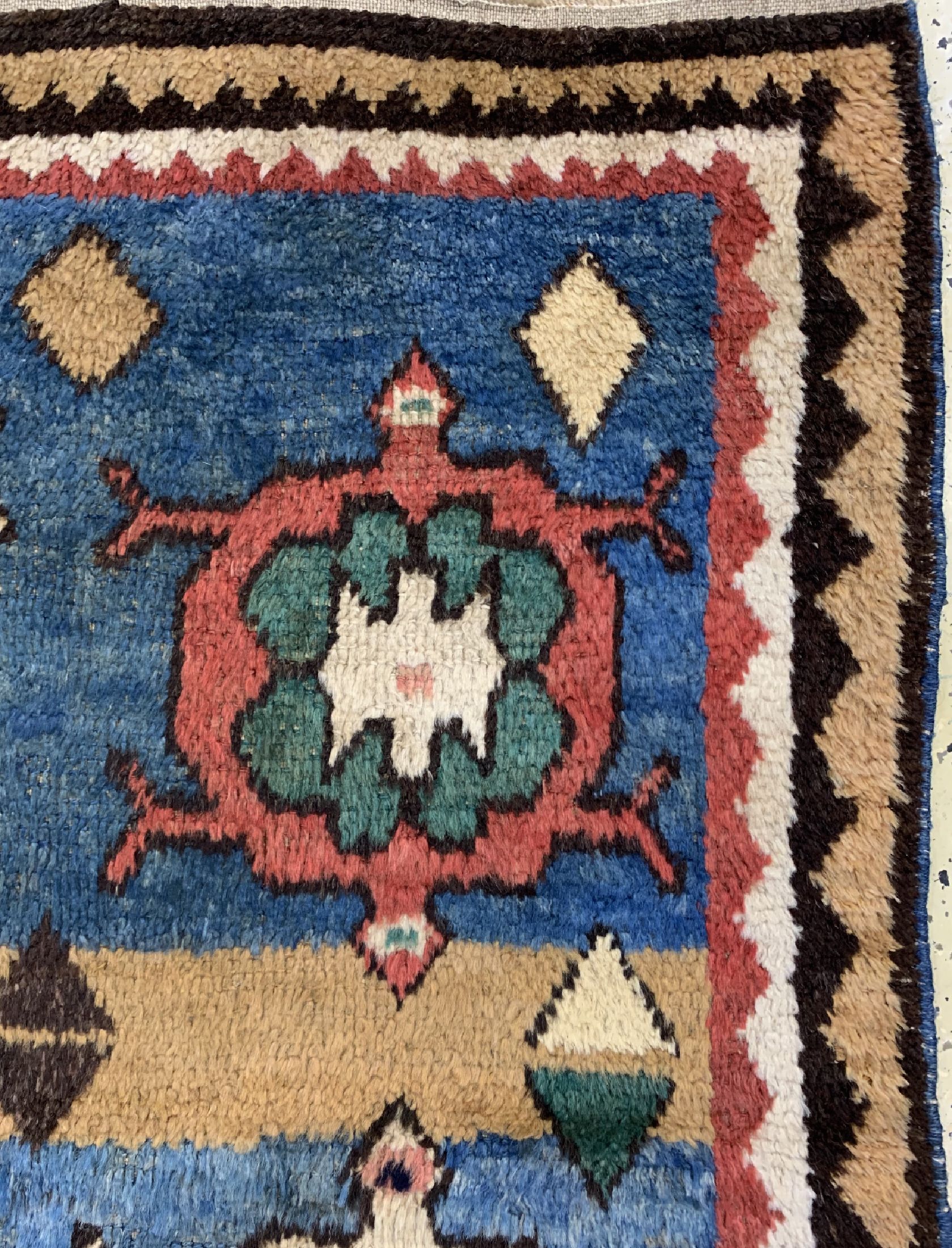 Detail d: Antiker Louri Gabbeh, Persien, 19.Jhd, Wolle auf Wolle, ca. 140 x 110 cm, EHZ: 2, (Fachmänisch restauriert).