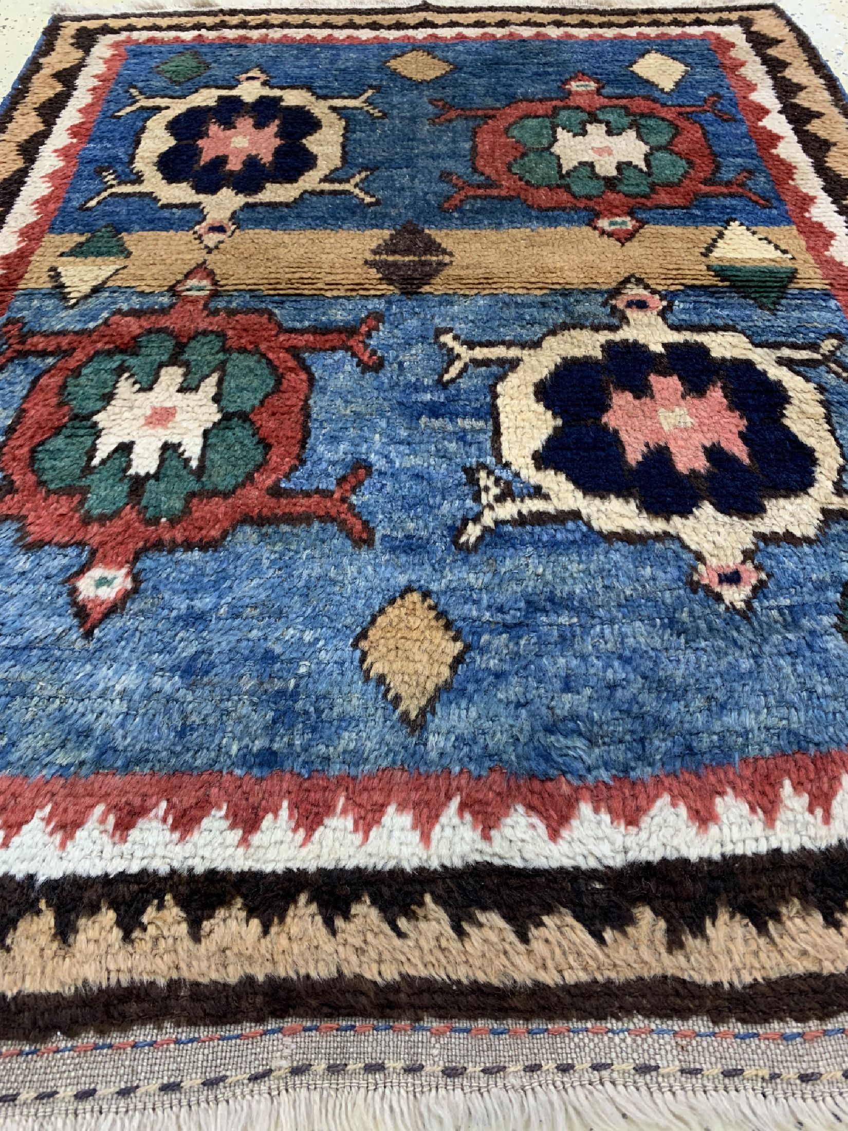 Detail e: Antiker Louri Gabbeh, Persien, 19.Jhd, Wolle auf Wolle, ca. 140 x 110 cm, EHZ: 2, (Fachmänisch restauriert).