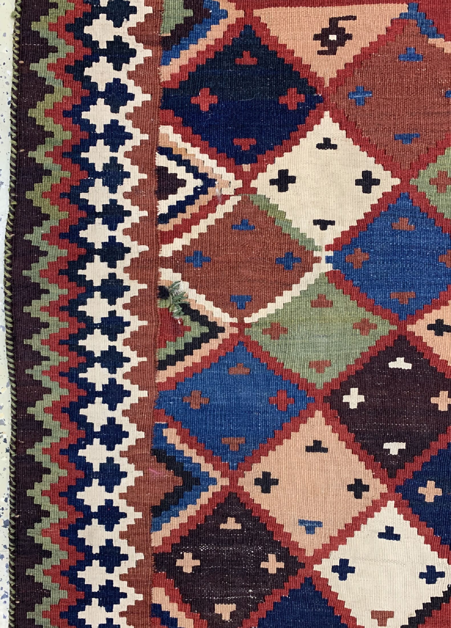 Detail b: Ghaschgai Kelim antik, Persien, um 1900, Wolle auf Wolle, ca. 290 x 153 cm, EHZ: 2, (ein geflicktes Loch)