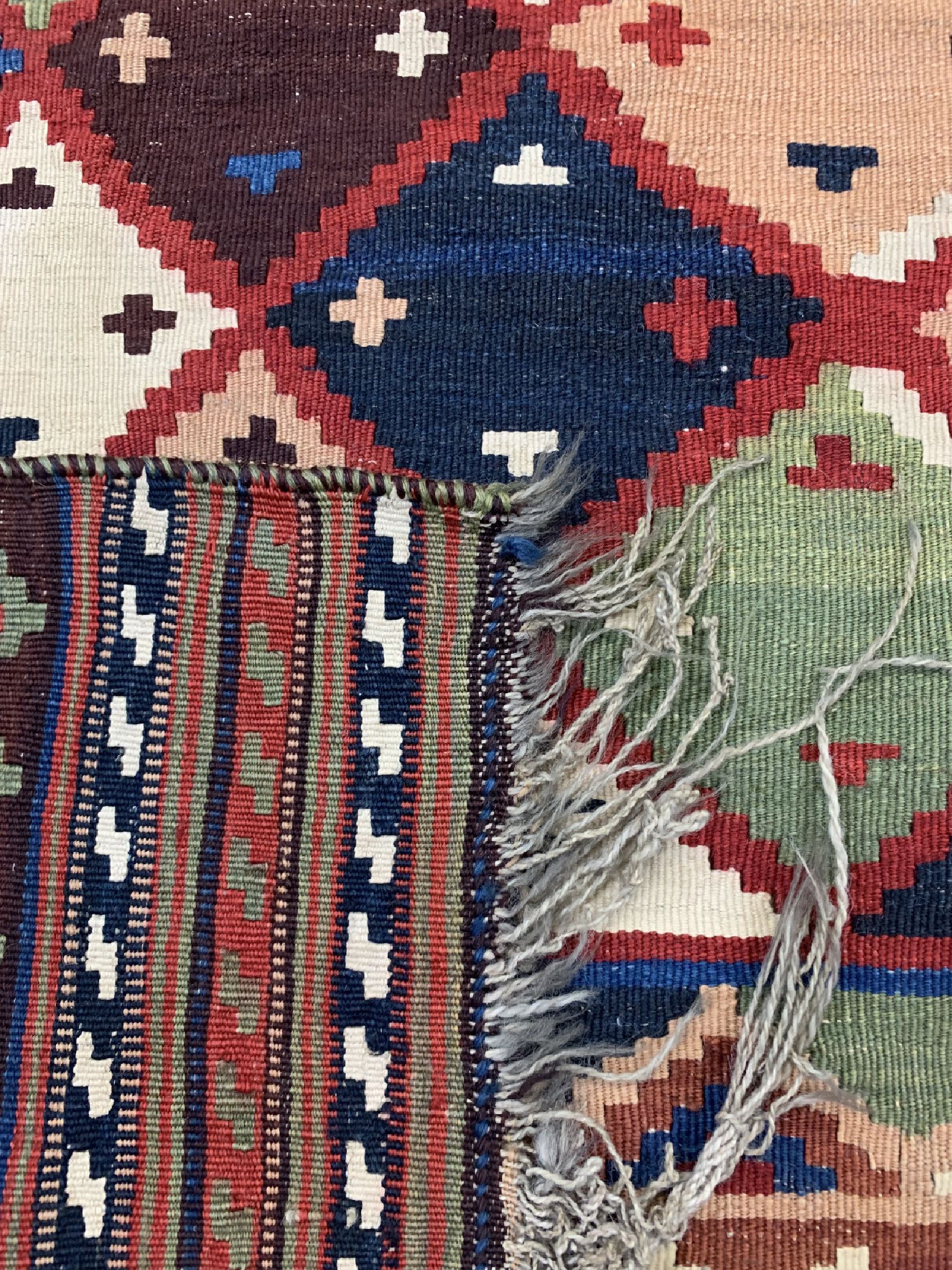 Detail e: Ghaschgai Kelim antik, Persien, um 1900, Wolle auf Wolle, ca. 290 x 153 cm, EHZ: 2, (ein geflicktes Loch)