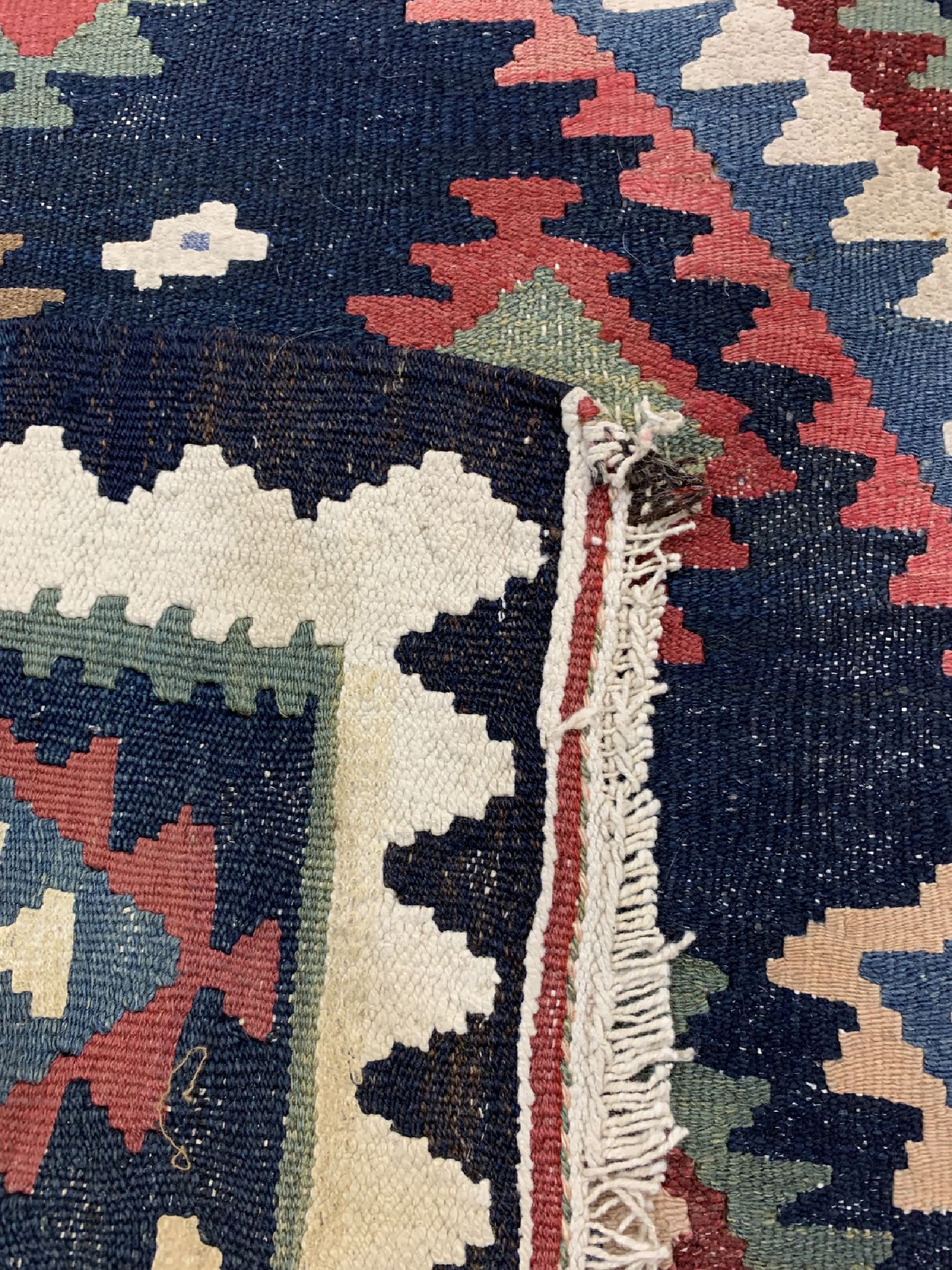 Detail e: Bidjar Kelim, Persien, um 1920/1930, Wolle auf Baumwolle, ca. 330 x 140 cm, Reinigungsbedürftig, EHZ: 2