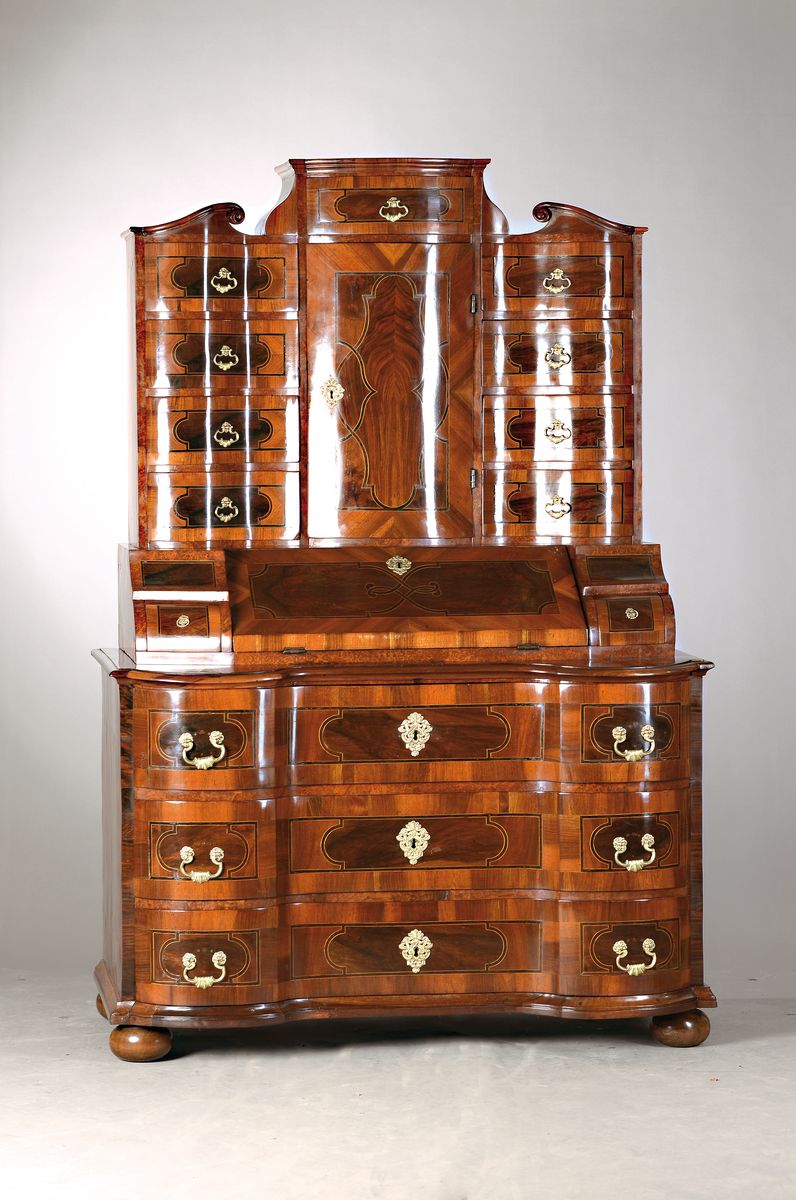 Tabernakelsekretär, süddeutsch, um 1750, Nußbaumfurnier, Aufteilung á trois corps, 3- schübige Kommode doppelt geschweift, ...