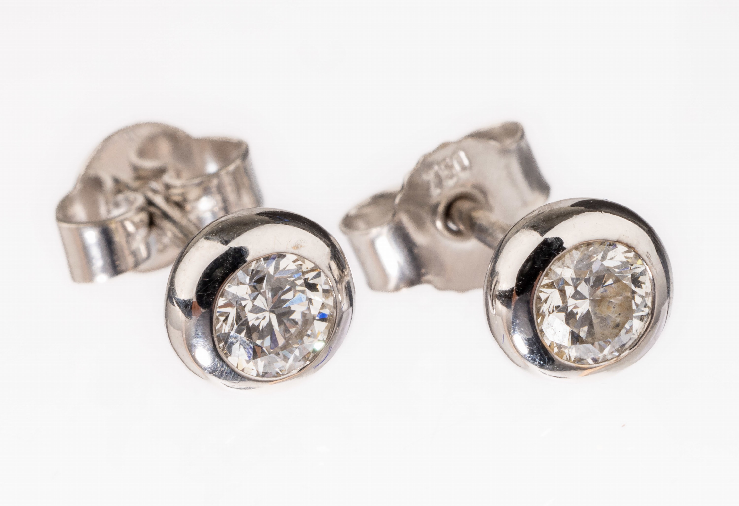 Paar 14 kt Gold Brillant-Ohrstecker, WG 585/000, 2 Brillanten zus. ca. 0.65 ct Weiß/vs-si, ca. 2 g