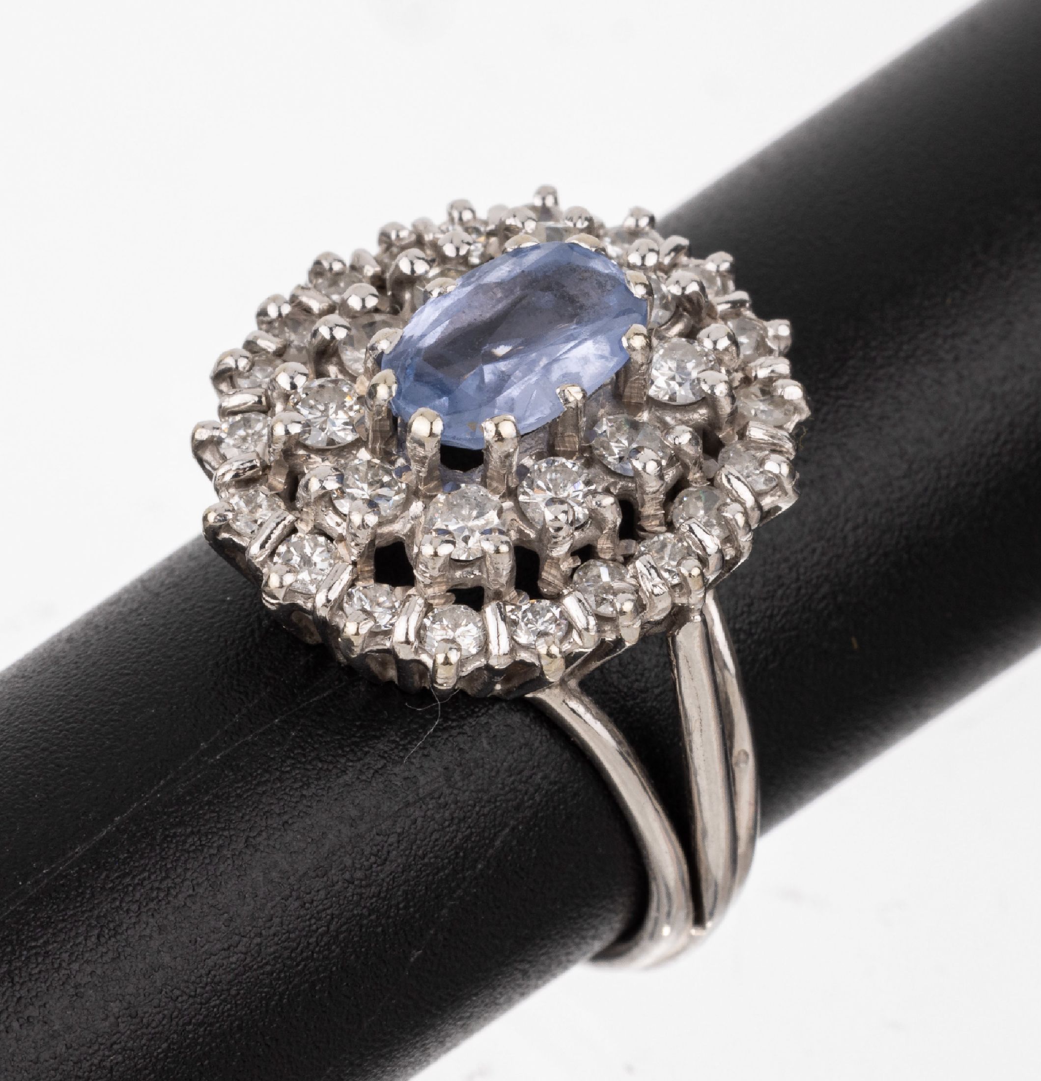 14 kt Gold Saphir-Brillant-Ring, WG 585/000, mittig ovalfacett. Saphir ca. 0.80 ct, umgeben von Brillanten zus. ca. 1.50 ct Weiß/si-p, RW 53, ca. ...