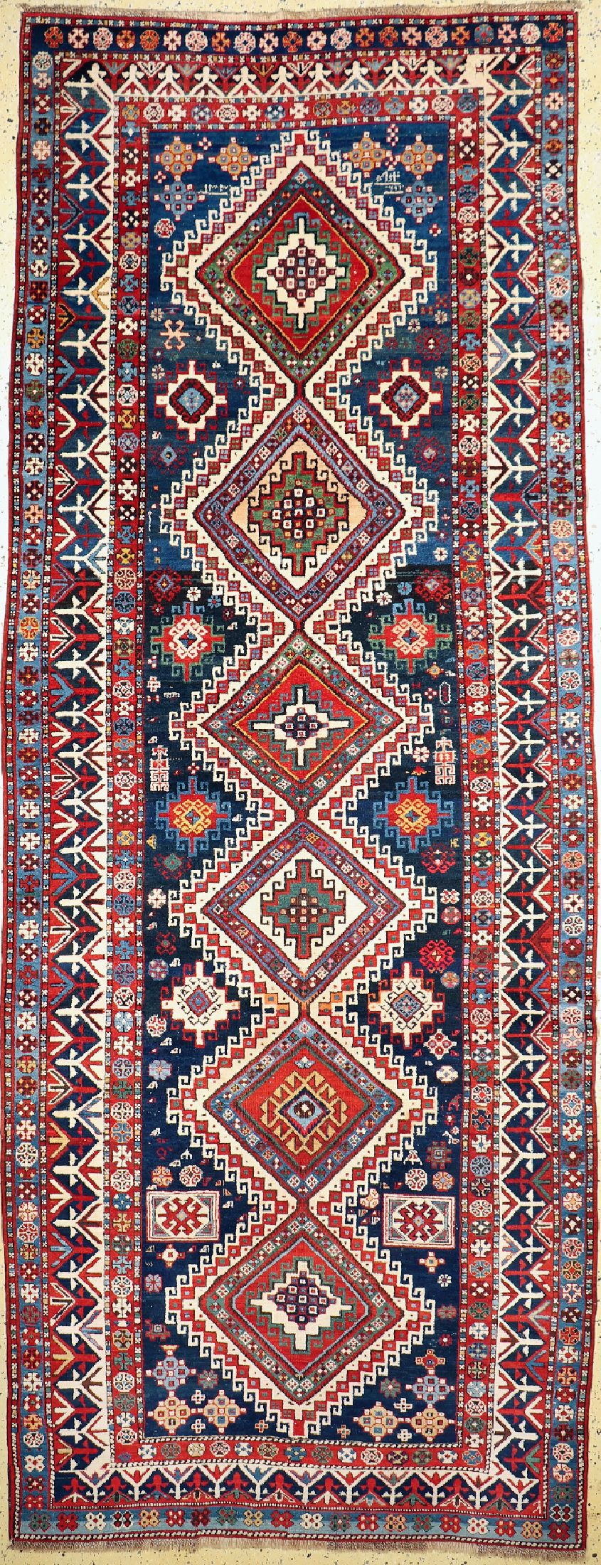 Antiker Kazak, Kaukasus, datiert 1330(1909), Wolle auf Wolle, ca. 400 x 155 cm,EHZ: 2