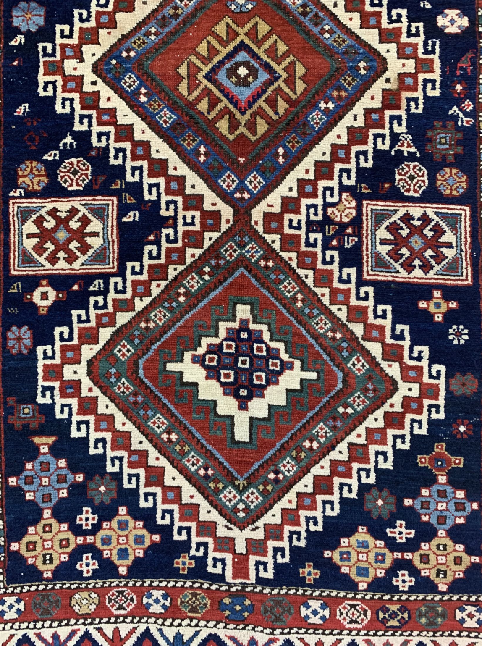 Detail b: Antiker Kazak, Kaukasus, datiert 1330(1909), Wolle auf Wolle, ca. 400 x 155 cm,EHZ: 2