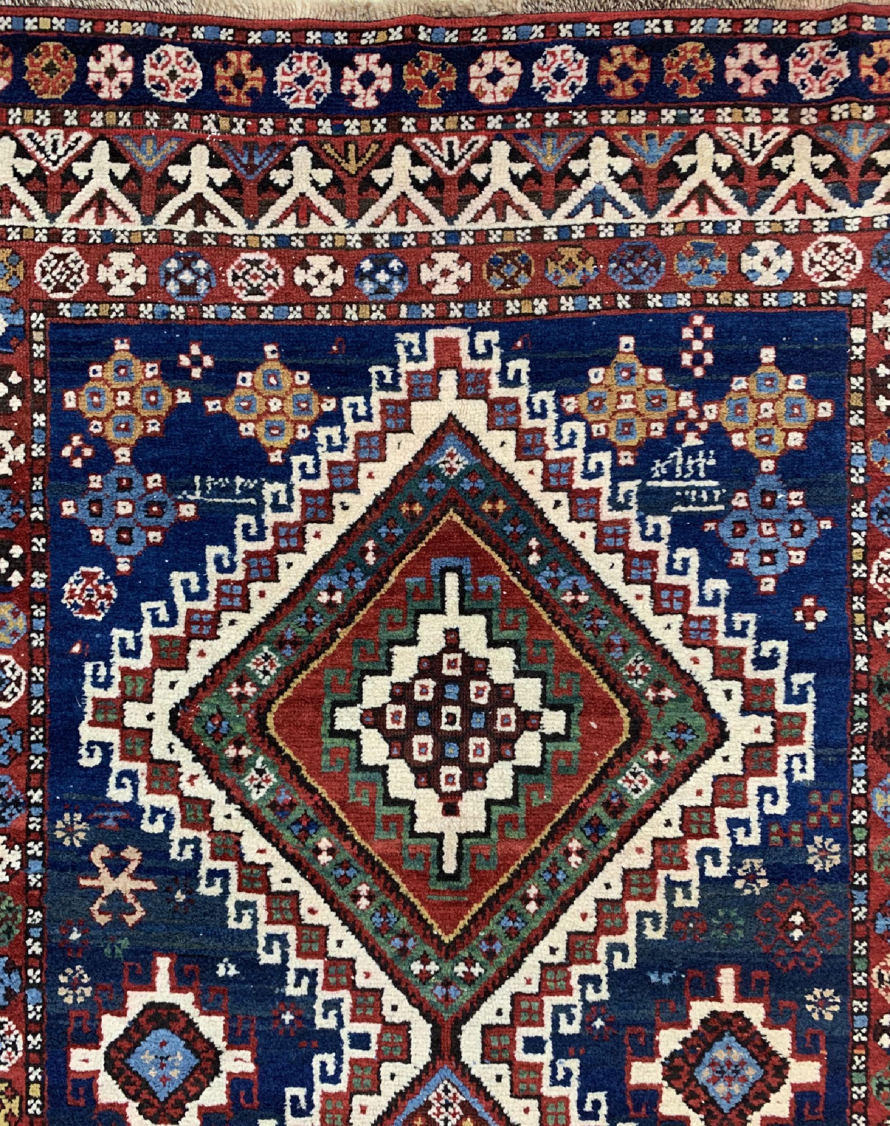 Detail d: Antiker Kazak, Kaukasus, datiert 1330(1909), Wolle auf Wolle, ca. 400 x 155 cm,EHZ: 2